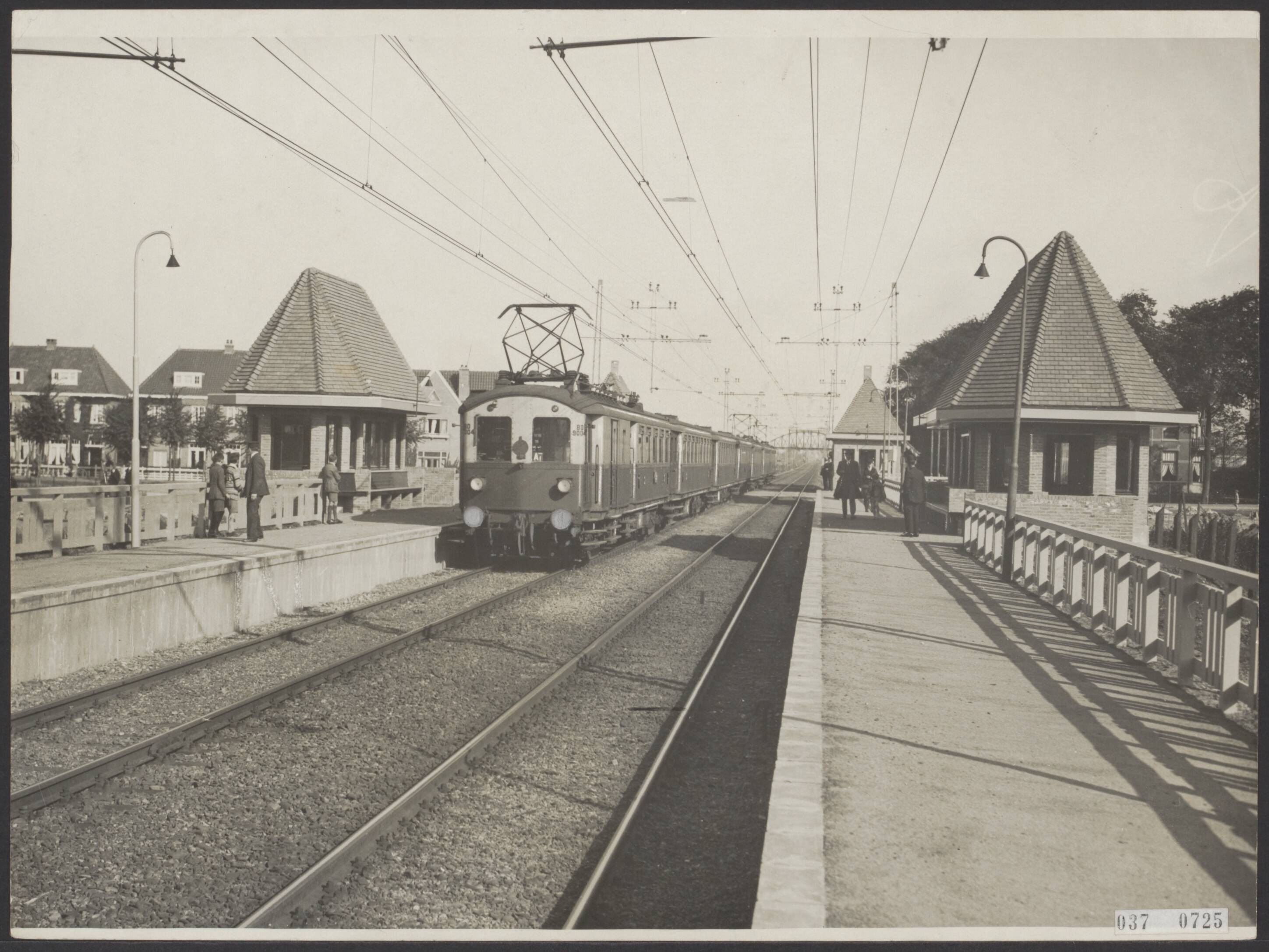 Fotocollectie Elsevier Binnenland — Ingebruikname van het nieuwe spoorwegstation Heemstede-Aerdenhout — Foto: N.V. Vereenigde Fotobureaux. Licentie: Set B: Rechtenvrij / Publiek Domein. Bron: Nationaal Archief. http://hdl.handle.net/10648/adef2f08-d0b4-102d-bcf8-003048976d84
