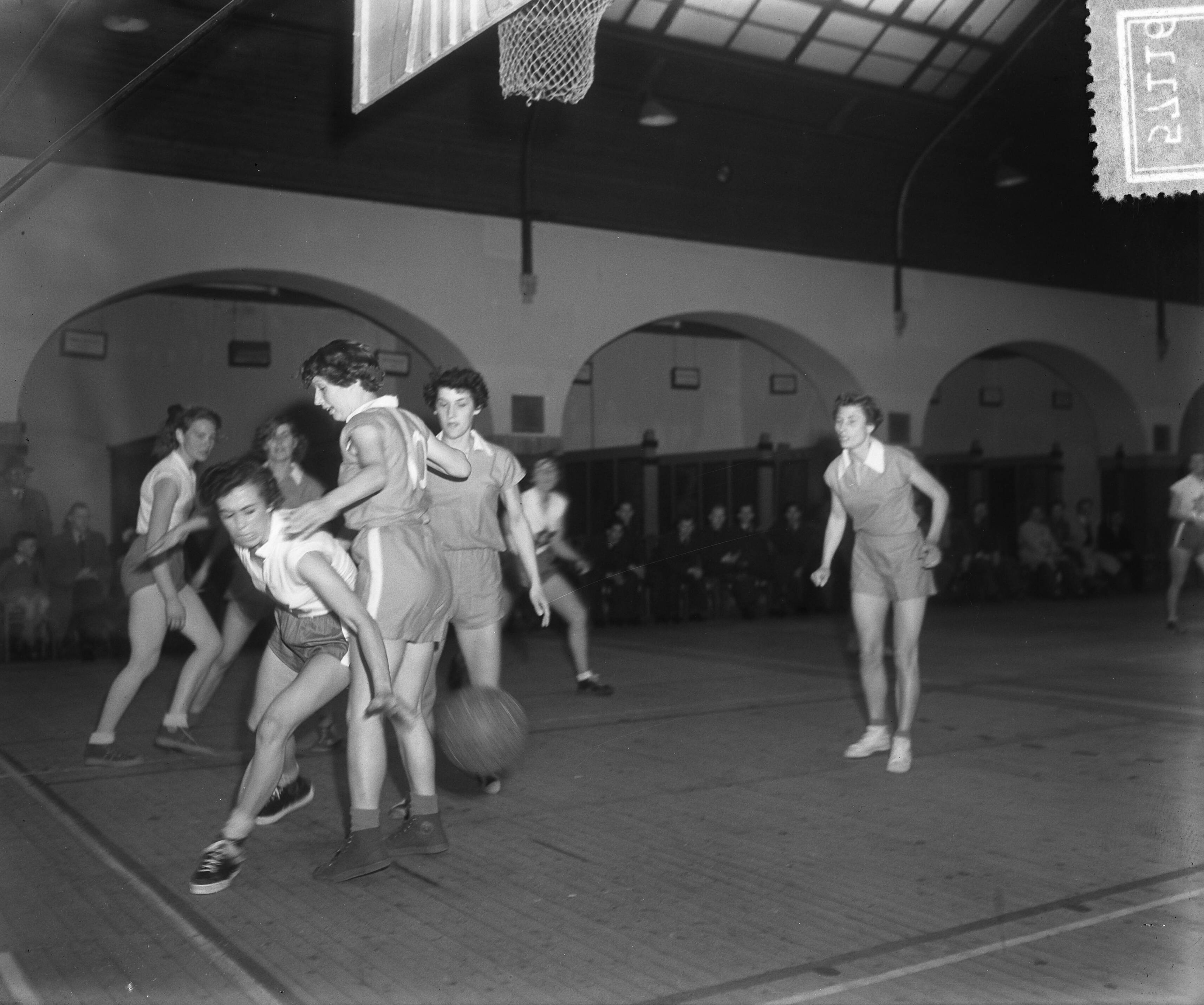 Fotocollectie Anefo — Basketbalkampioenschappen Haarlem. HOC Haarlem tegen Blue Stars Amsterdam. Dames — Foto: Pot, Harry / Anefo. Licentie: Set B: Rechtenvrij / Publiek Domein. Bron: Nationaal Archief. http://hdl.handle.net/10648/a90bb204-d0b4-102d-bcf8-003048976d84