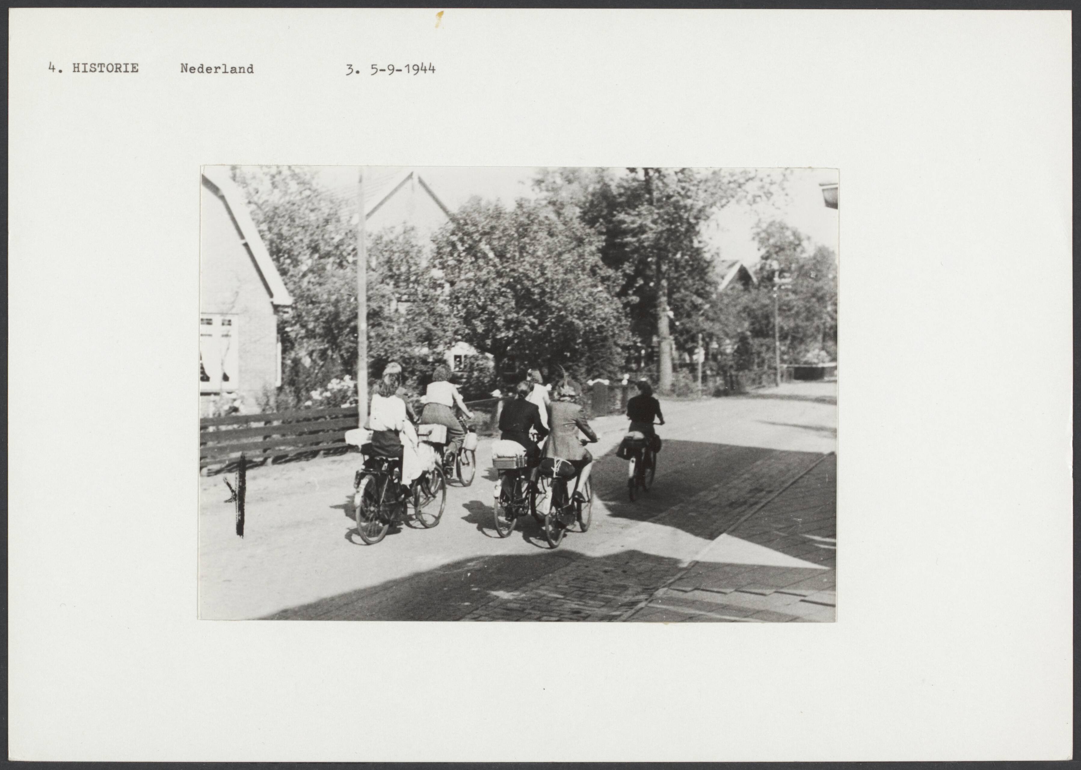 Bevrijding 's Gravenhage (Den Haag) — Den Haag, 5-9-1944. Dolle dinsdag. Het terugtrekken van moffenmeiden, Duitse vrouwen "grijze muizen", telefonistes etc. — Foto: Rijksinstituut voor Oorlogsdocumentatie [RIOD] / NIOD. Licentie: Set B: Rechtenvrij / Publiek Domein. Bron: Nationaal Archief. http://hdl.handle.net/10648/fdfa3028-df6e-da51-4a0f-e9597e9c7d96