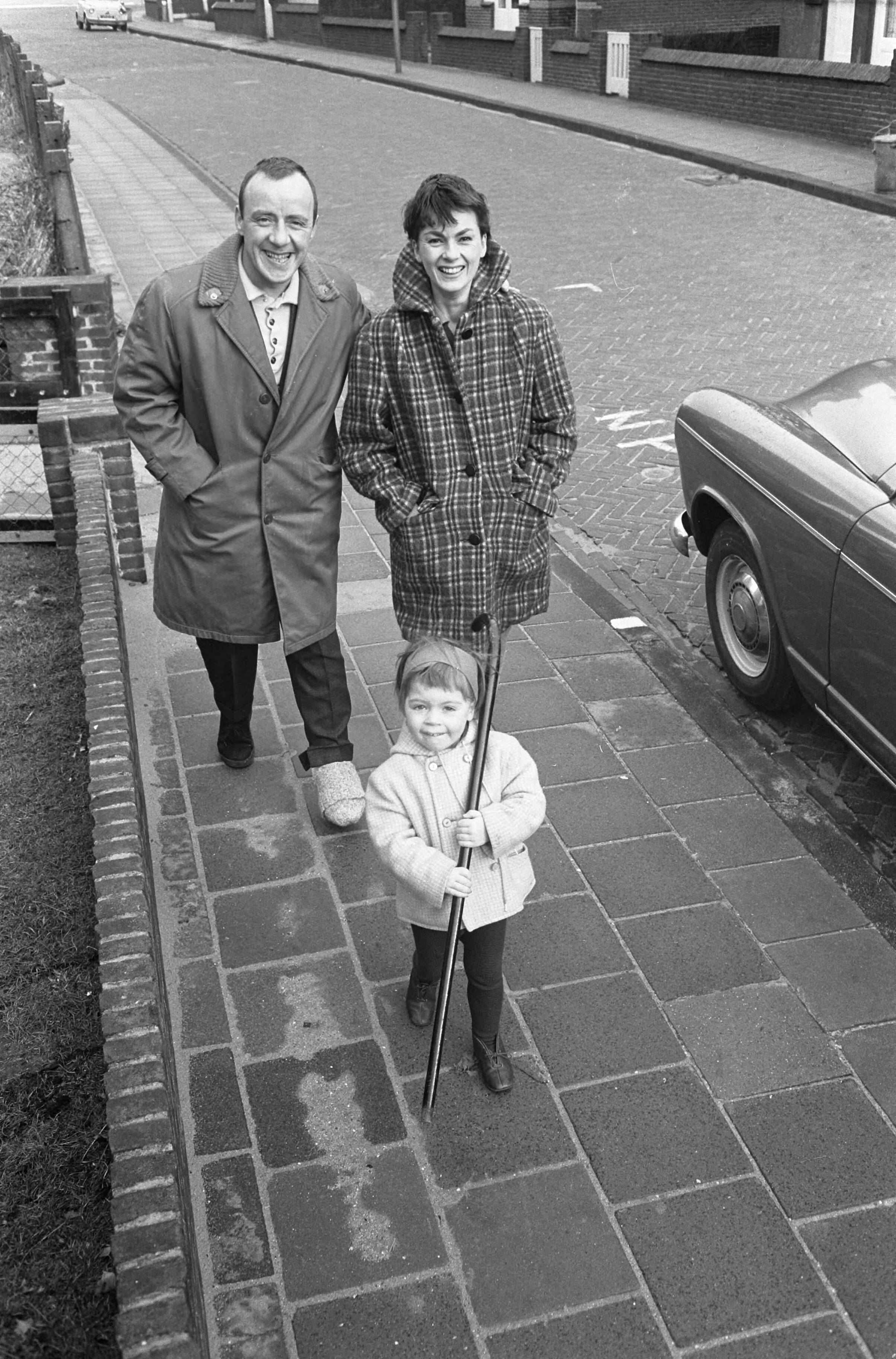 Fotocollectie Anefo — Johnnie Kraaijkamp aan beterende hand. Met loopgips maakt hij een wandeling met vrouw en dochter die zijn wandelstok draagt — Foto: Pot, Harry / Anefo. Licentie: Set B: Rechtenvrij / Publiek Domein. Bron: Nationaal Archief. http://hdl.handle.net/10648/a9f8c15c-d0b4-102d-bcf8-003048976d84