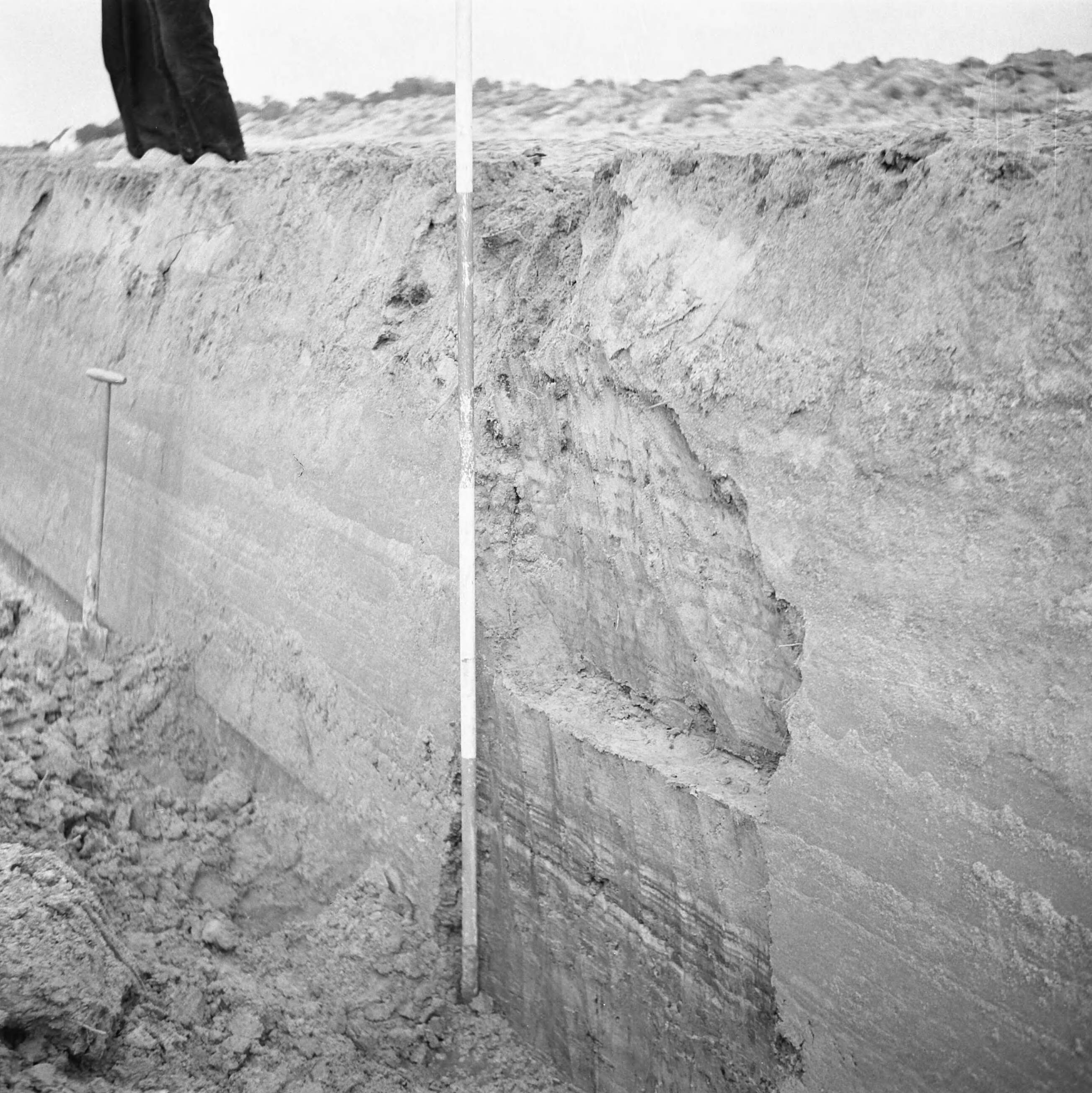 Fotocollectie Nederlandse Heidemaatschappij — Diepploegen acter de duinstrook (Vrouwenpolders - Walcheren). Uitgeploegde voor. Ligging der zand- en kleilagen — Foto: Fotograaf Onbekend / Heidemij. Licentie: Set B: Rechtenvrij / Publiek Domein. Bron: Nationaal Archief. http://hdl.handle.net/10648/ae5d67c0-d0b4-102d-bcf8-003048976d84