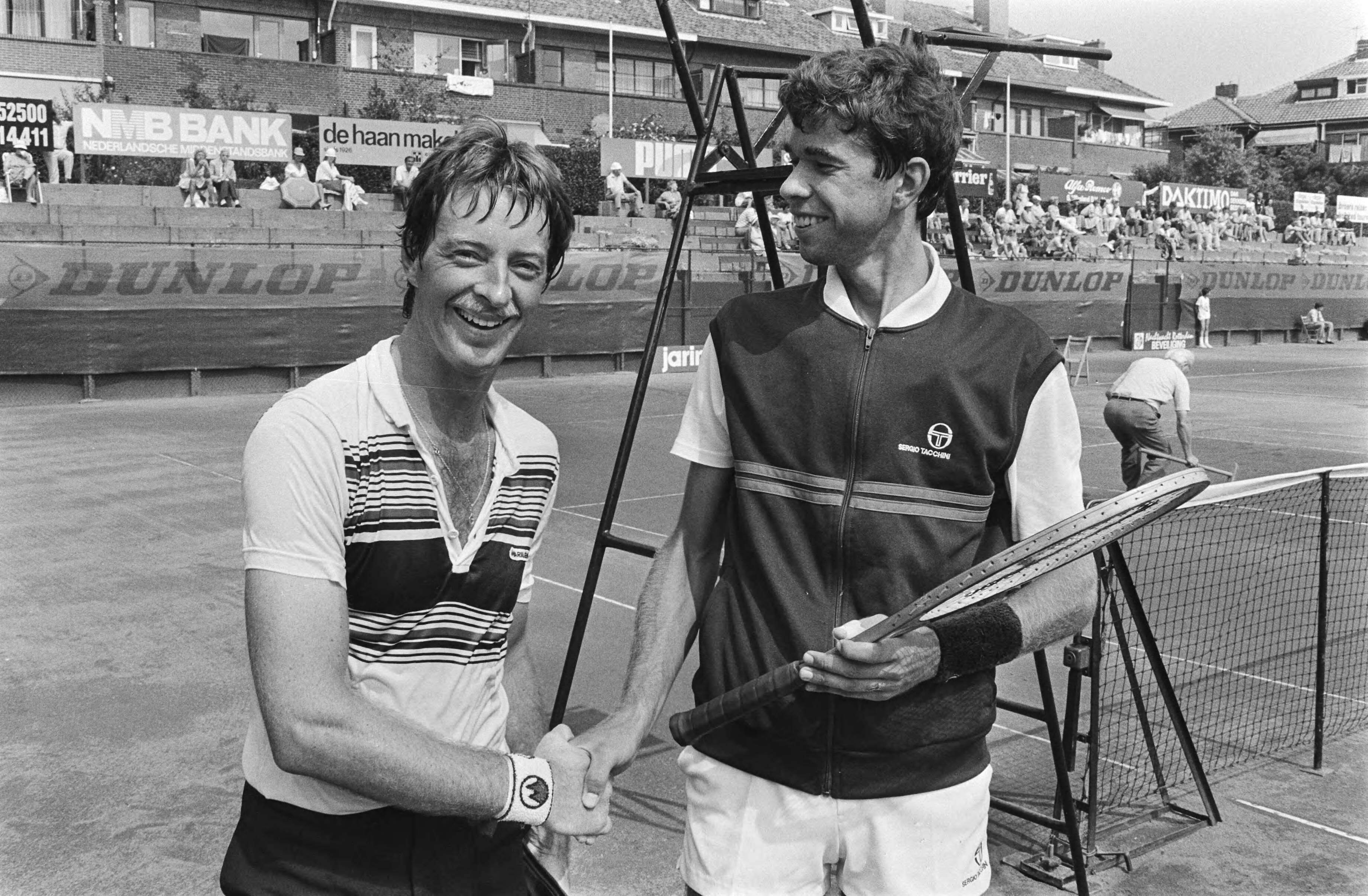 Nederlands Kampioenschap Tennis op de METS-banen in Scheveningen — Rechts Michiel Schapers — Foto: Antonisse, Marcel / Anefo. Licentie: Set B: Rechtenvrij / Publiek Domein. Bron: Nationaal Archief. http://hdl.handle.net/10648/ad2c5032-d0b4-102d-bcf8-003048976d84