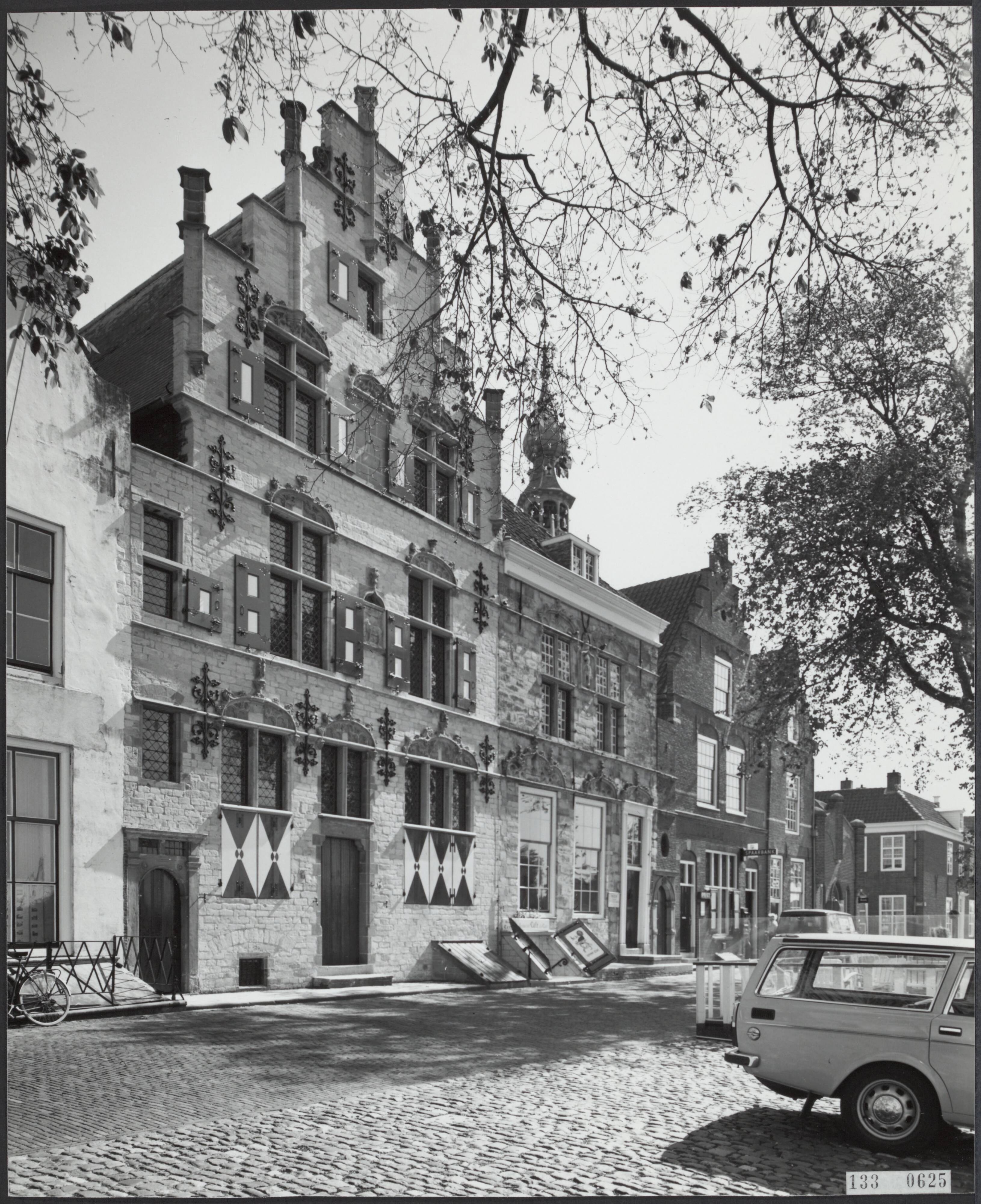 Fotocollectie Rijksvoorlichtingsdienst Eigen — Veere. Schotse huizen: het huis 't Lammeken met daarnaast het huis (zonder topgevel) In den Struys — Foto: Publicam / Hartemink, Piet. Licentie: Set B: Rechtenvrij / Publiek Domein. Bron: Nationaal Archief. http://hdl.handle.net/10648/af59d99c-d0b4-102d-bcf8-003048976d84