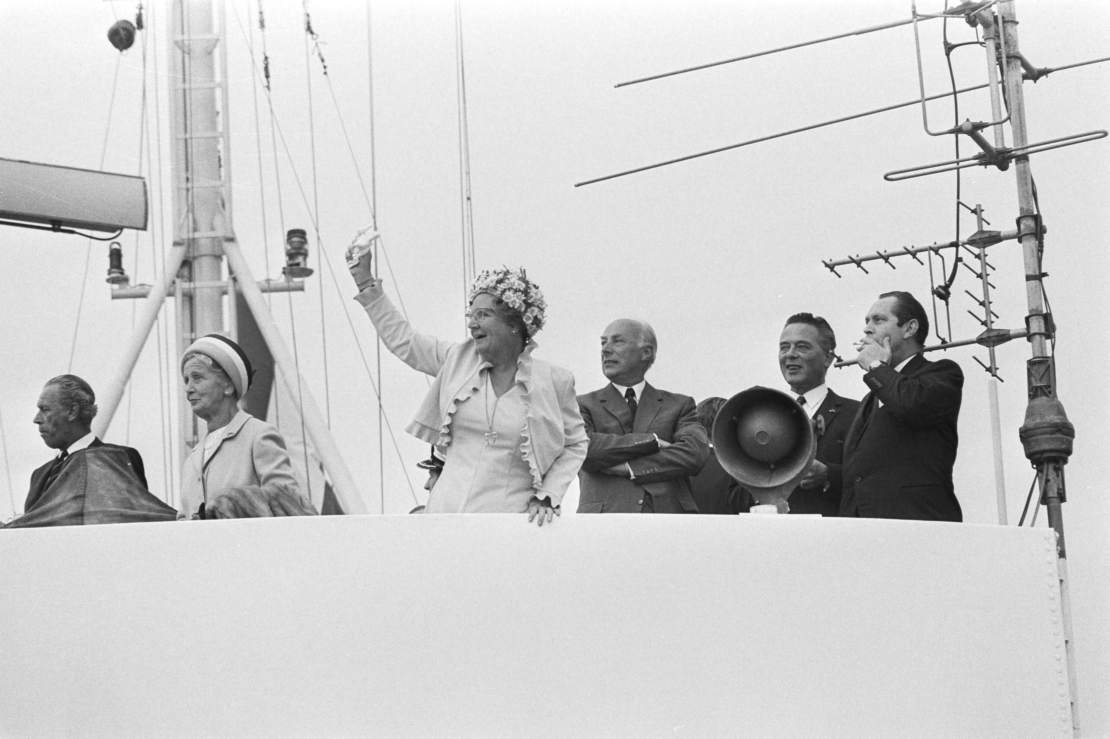 Koningin Juliana opent Havenmond, Scheveningen — Koningin Juliana zwaait vanaf een schip — Foto: Fotograaf Onbekend / Anefo. Licentie: Set B: Rechtenvrij / Publiek Domein. Bron: Nationaal Archief. http://hdl.handle.net/10648/abc04c4e-d0b4-102d-bcf8-003048976d84