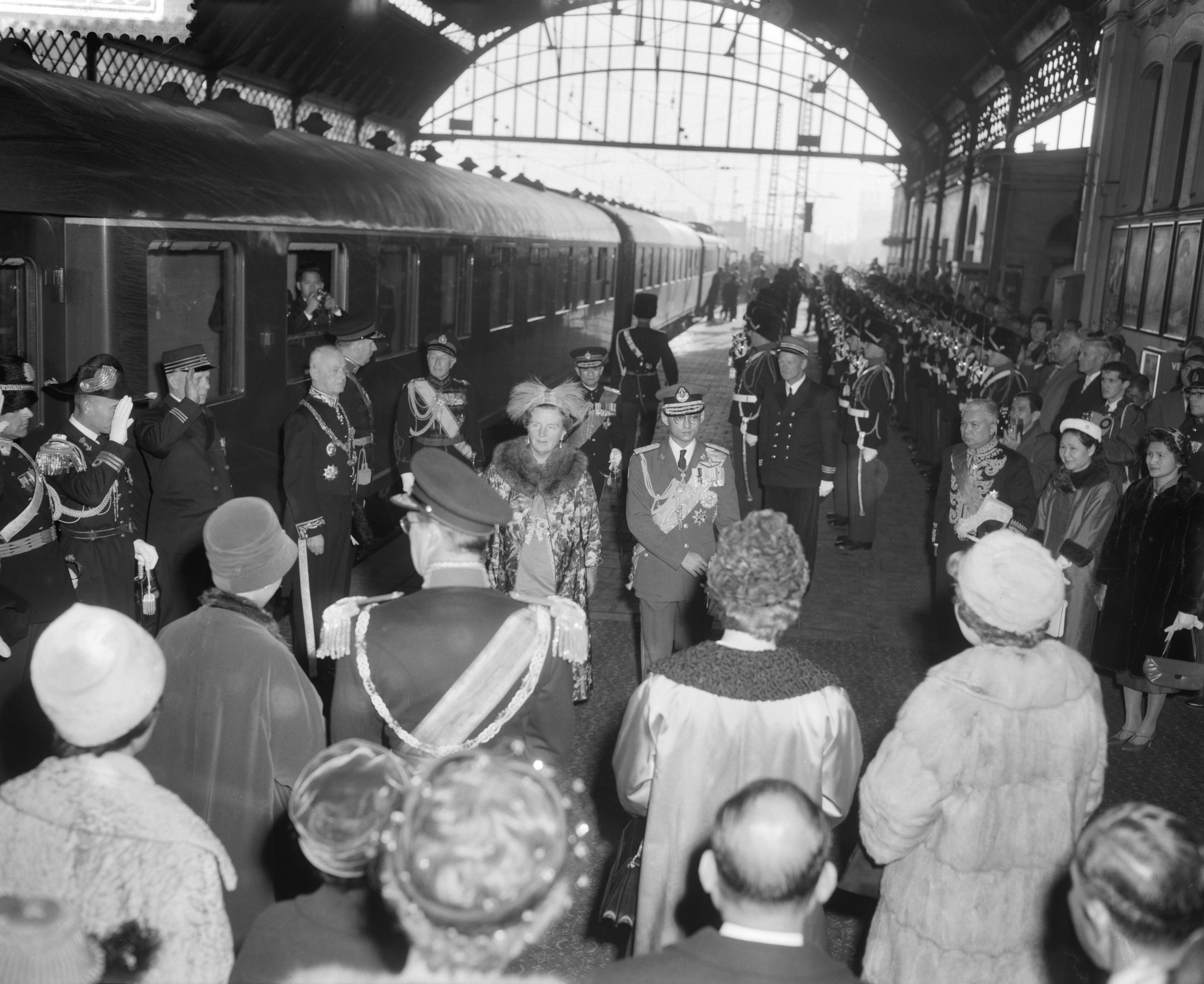 Fotocollectie Anefo — Aankomst Koning Bhumibol en Koningin Sirikit te Den Haag — Foto: Behrens, Herbert F. / Anefo. Licentie: Set B: Rechtenvrij / Publiek Domein. Bron: Nationaal Archief. http://hdl.handle.net/10648/a9bc75da-d0b4-102d-bcf8-003048976d84