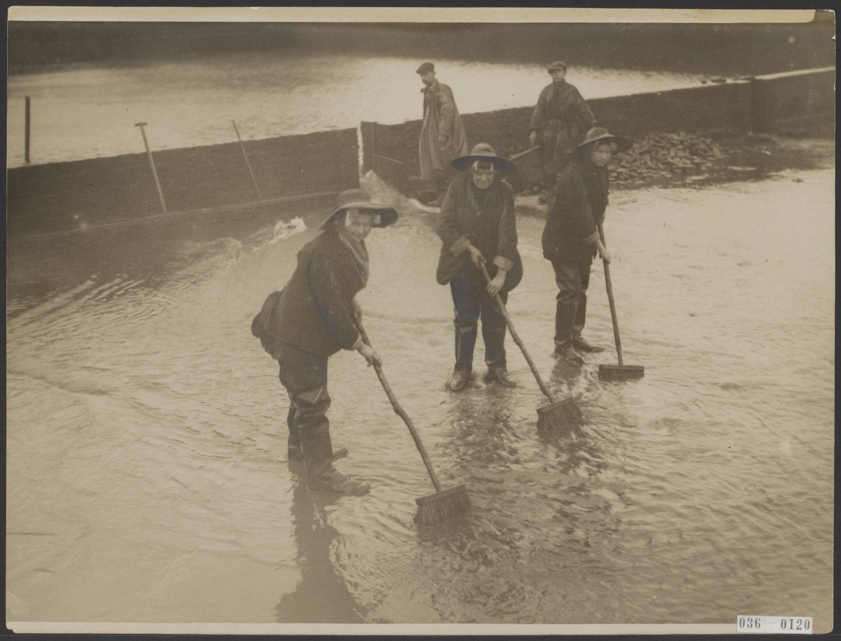 Fotocollectie Elsevier Binnenland — Schoonmaken van de oesterputten in Yerseke — Foto: N.V. Vereenigde Fotobureaux. Licentie: Set B: Rechtenvrij / Publiek Domein. Bron: Nationaal Archief. http://hdl.handle.net/10648/adebdd3a-d0b4-102d-bcf8-003048976d84