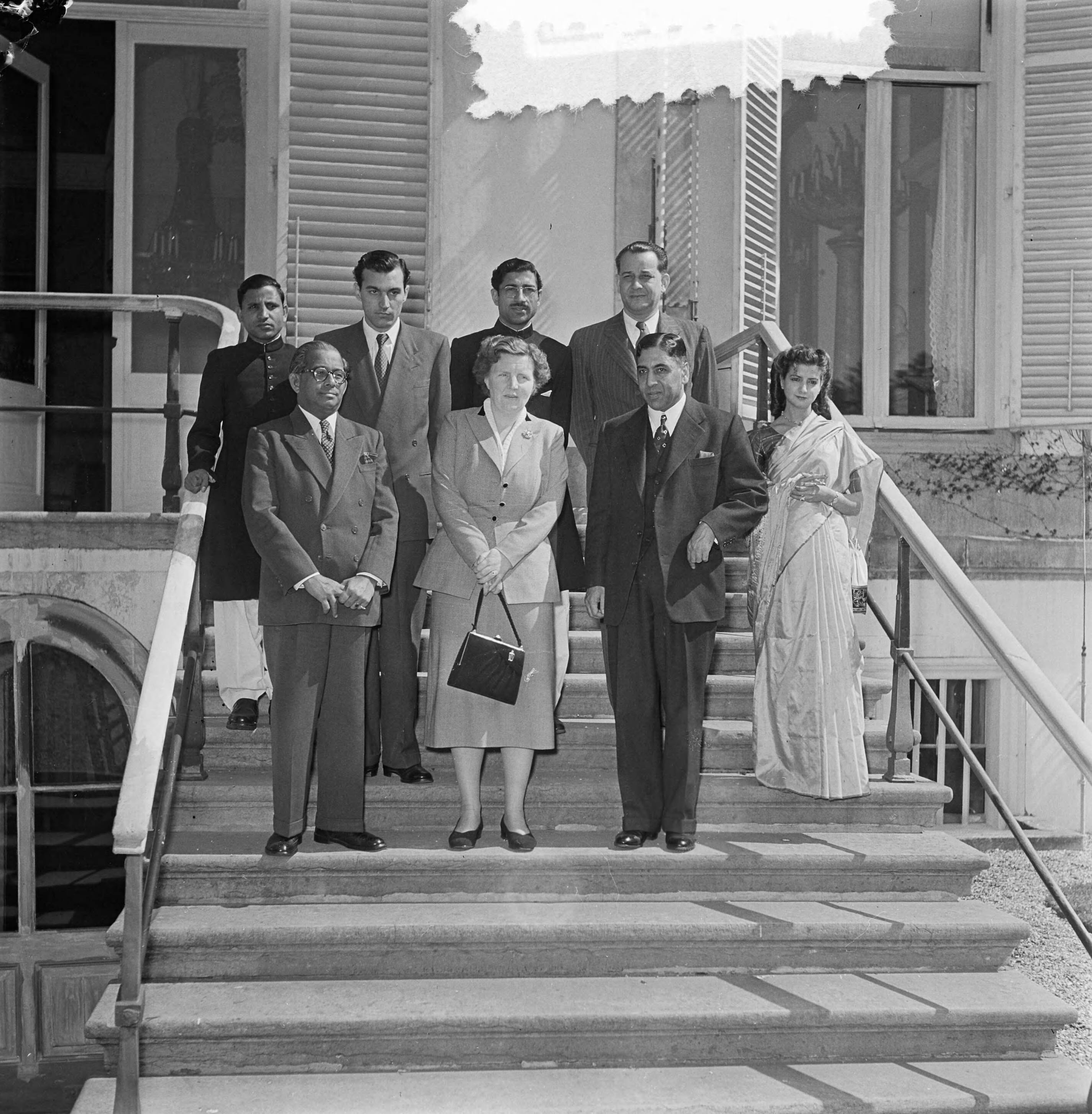 Fotocollectie Anefo — Soestdijk. Koningin Juliana ontvangt zes journalisten uit Pakistan — Foto: Noske, J.D. / Anefo. Licentie: Set B: Rechtenvrij / Publiek Domein. Bron: Nationaal Archief. http://hdl.handle.net/10648/a90acdb2-d0b4-102d-bcf8-003048976d84