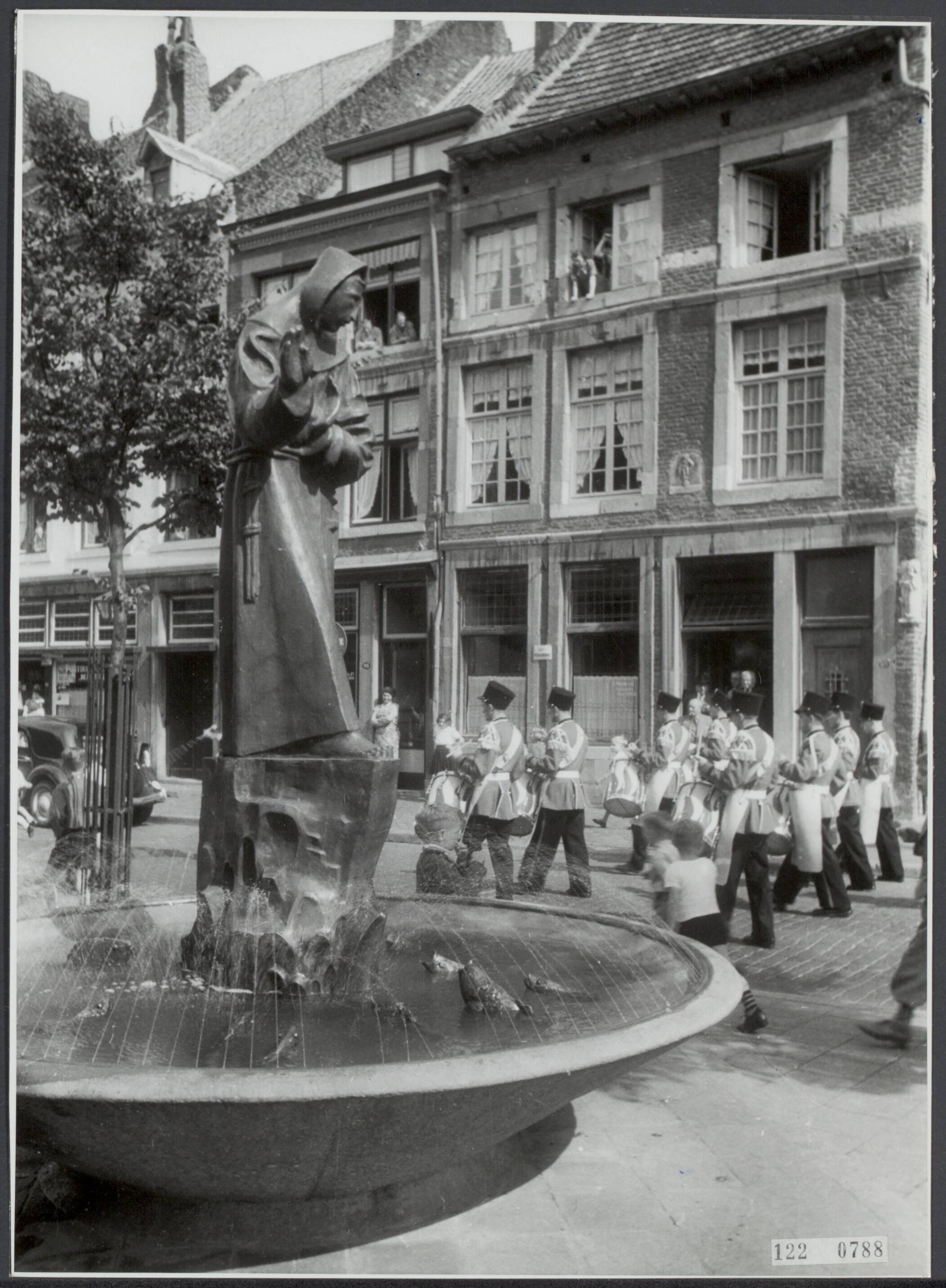 Folklore / Volksgebruiken — Schuttersoptocht Maastricht — Foto: Lahaye, Frans. Licentie: Set B: Rechtenvrij / Publiek Domein. Bron: Nationaal Archief. http://hdl.handle.net/10648/af2be7bc-d0b4-102d-bcf8-003048976d84