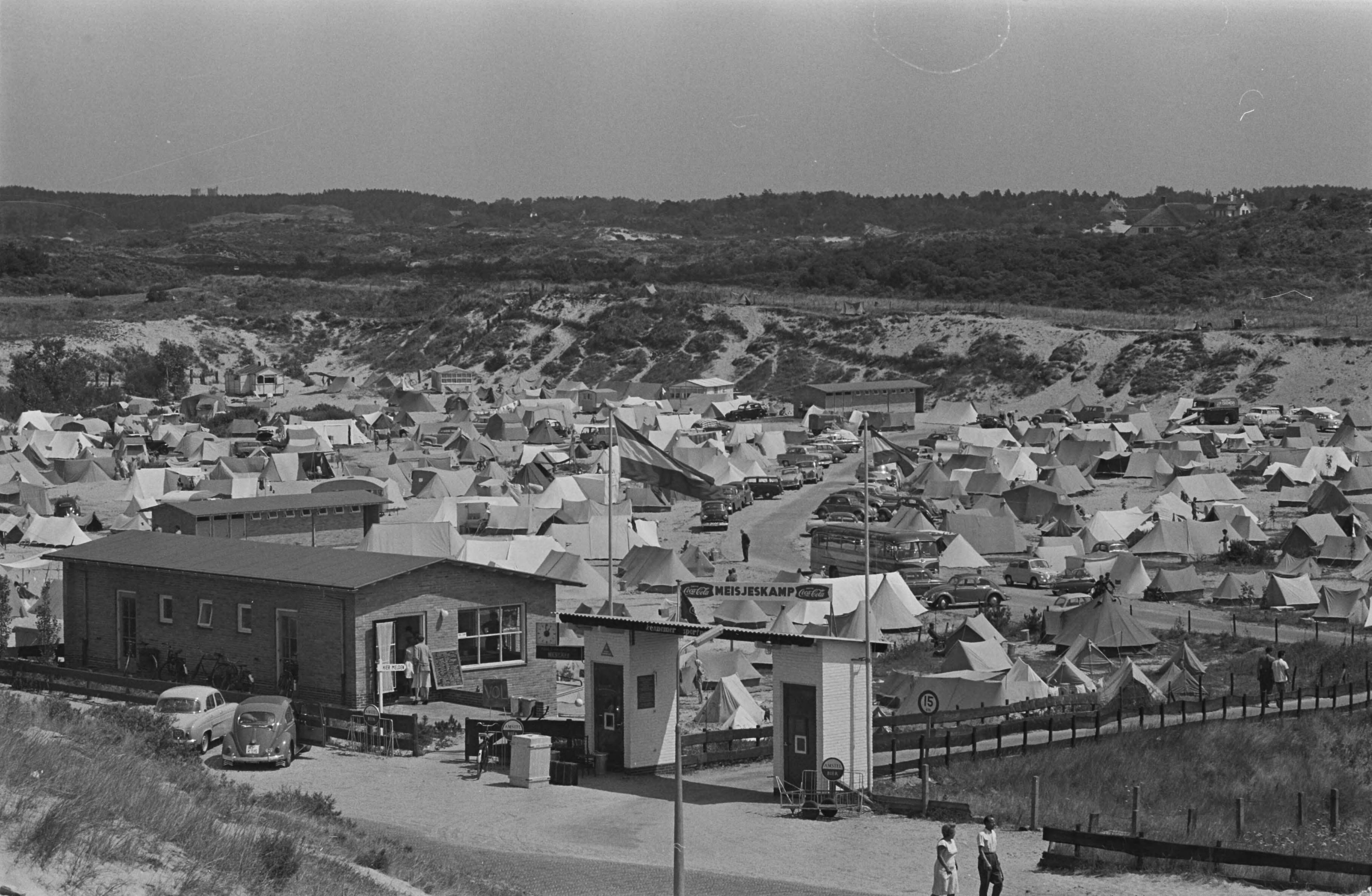 Fotocollectie Anefo — Overzicht van de camping "Sandevoerde" te Zandvoort — Foto: Pot, Harry / Anefo. Licentie: Set B: Rechtenvrij / Publiek Domein. Bron: Nationaal Archief. http://hdl.handle.net/10648/a9997ecc-d0b4-102d-bcf8-003048976d84