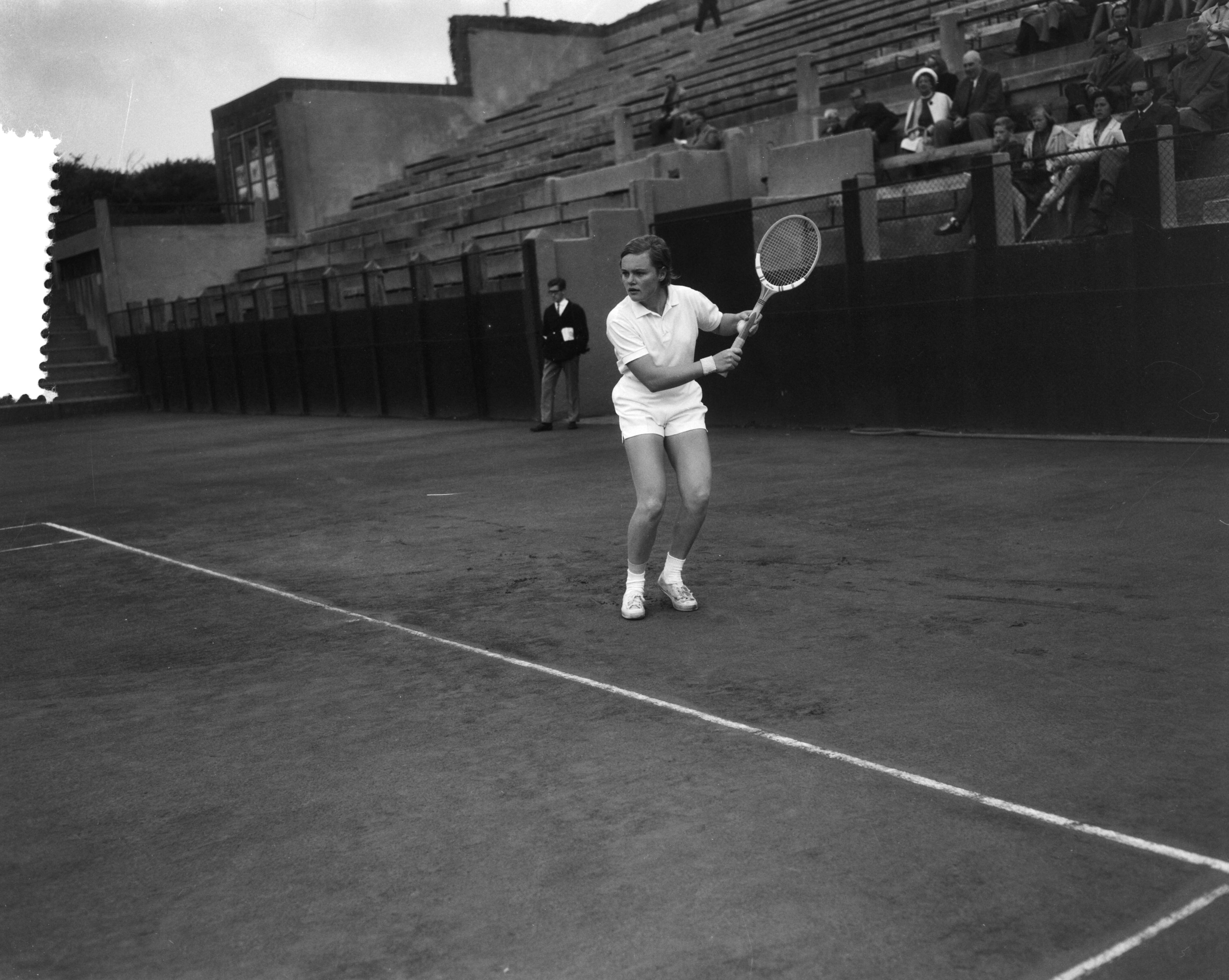 Fotocollectie Anefo — Nederlandse tenniskampioenschappen METS-banen — Foto: Bilsen, Joop van / Anefo. Licentie: Set B: Rechtenvrij / Publiek Domein. Bron: Nationaal Archief. http://hdl.handle.net/10648/aa74f178-d0b4-102d-bcf8-003048976d84