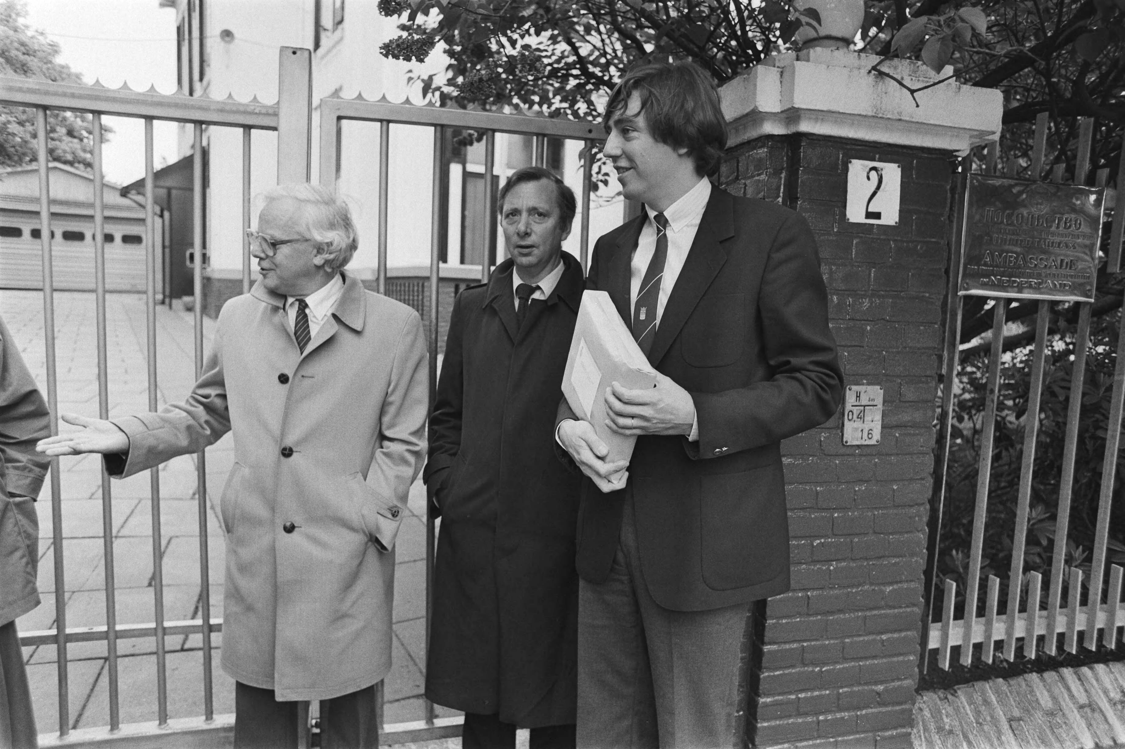 Fotocollectie Anefo — Drie grote politieke partijen bieden petitie aan voor Sacharov op Russische ambassade in Den Haag ; vlnr Eversdijk (CDA), Nijpels (VVD) en Van de Hek (PvdA) / — Foto: Bogaerts, Rob / Anefo. Licentie: Set B: Rechtenvrij / Publiek Domein. Bron: Nationaal Archief. http://hdl.handle.net/10648/ad39b5f6-d0b4-102d-bcf8-003048976d84