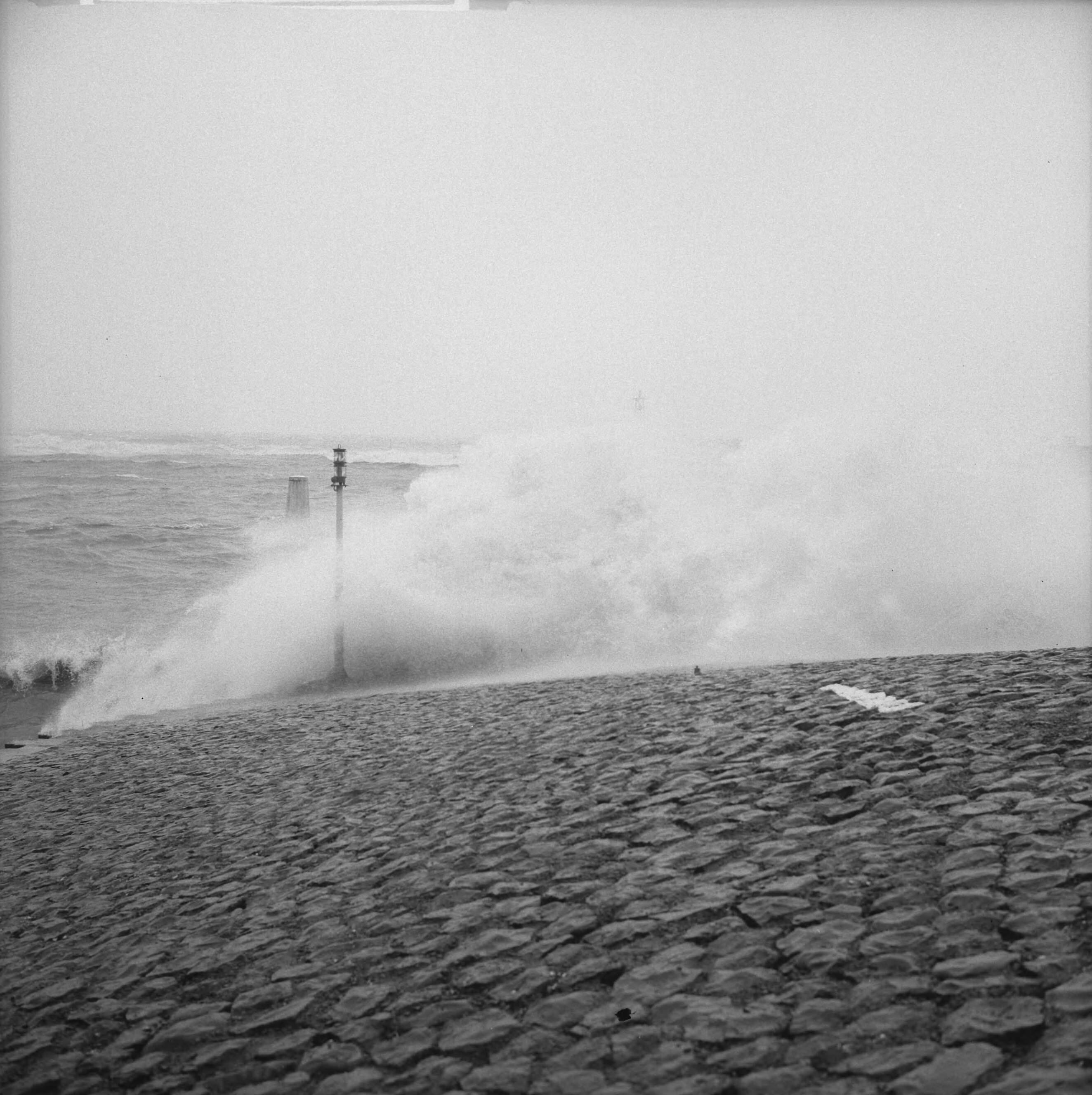 Fotocollectie Anefo — Windkracht 12 in Scheveningen — Foto: Koch, Eric / Anefo. Licentie: Set B: Rechtenvrij / Publiek Domein. Bron: Nationaal Archief. http://hdl.handle.net/10648/a9f8a5a0-d0b4-102d-bcf8-003048976d84