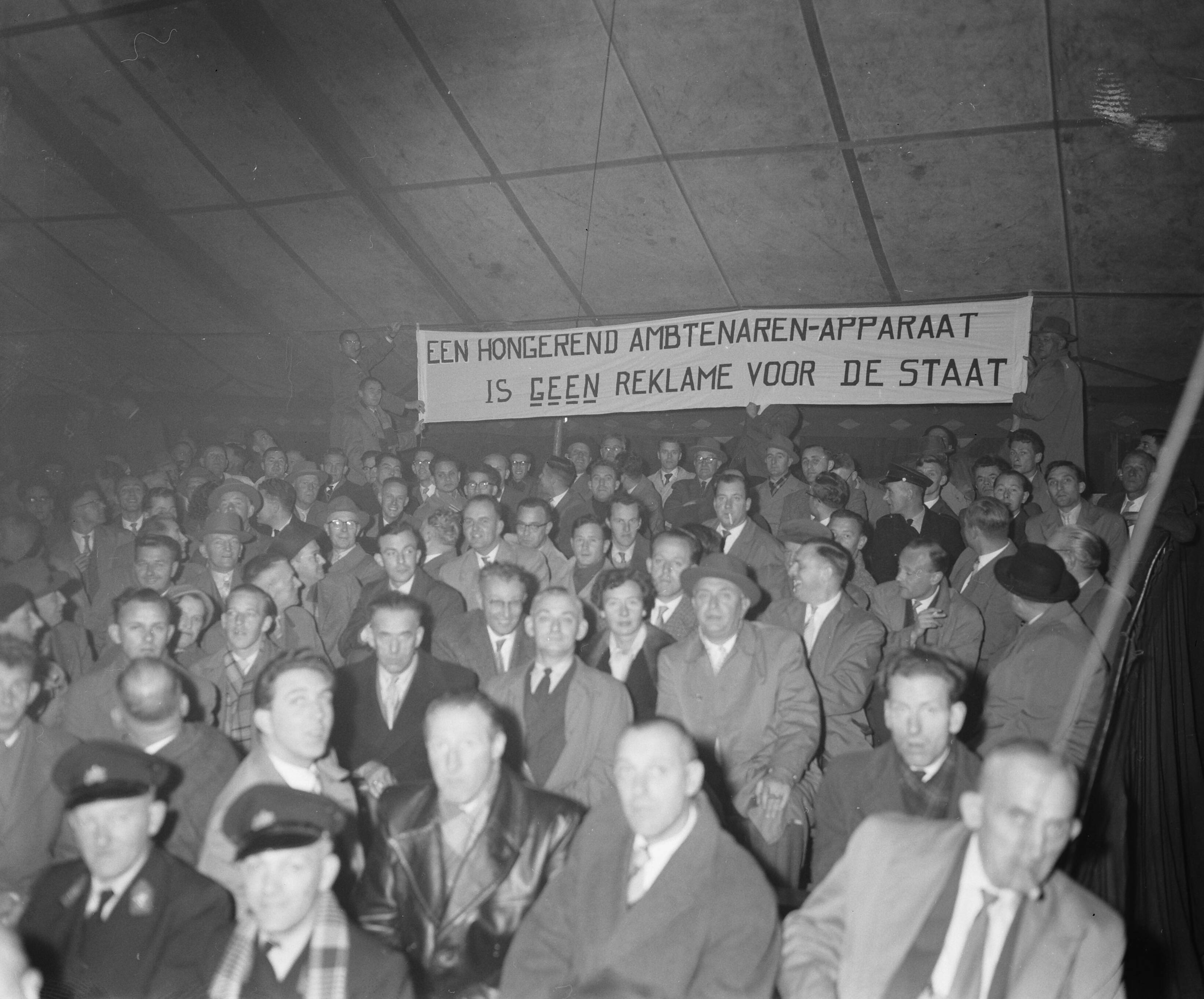 Fotocollectie Anefo — Protestvergadering ambtenaren in Den Haag — Foto: Behrens, Herbert F. / Anefo. Licentie: Set B: Rechtenvrij / Publiek Domein. Bron: Nationaal Archief. http://hdl.handle.net/10648/a96d1b7a-d0b4-102d-bcf8-003048976d84