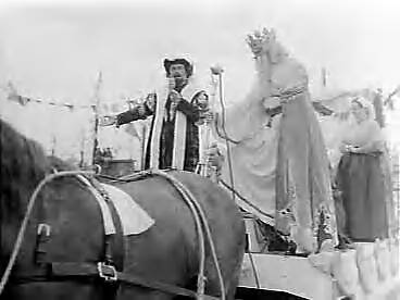 Fotocollectie Anefo — Vlaggetjesdag in IJmuiden en Scheveningen — Foto: Noske, J.D. / Anefo. Licentie: Set B: Rechtenvrij / Publiek Domein. Bron: Nationaal Archief. http://hdl.handle.net/10648/a95fcb64-d0b4-102d-bcf8-003048976d84