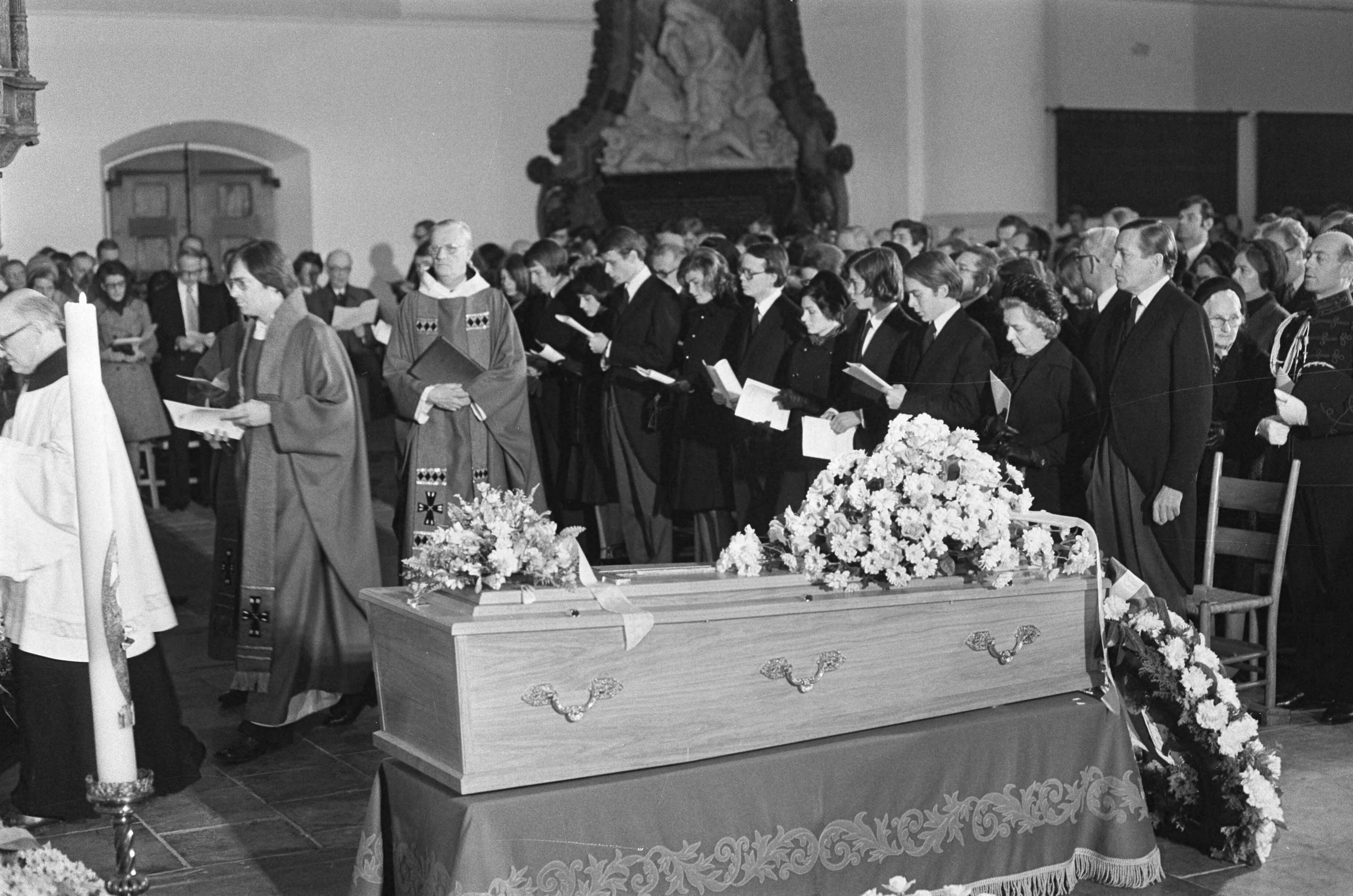 Fotocollectie Anefo — Burgemeester Marijnen van Den Haag begraven; geheel rechts Prins Claus en mevrouw Marijnen in St. Jacobskerk — Foto: Peters, Hans / Anefo. Licentie: Set B: Rechtenvrij / Publiek Domein. Bron: Nationaal Archief. http://hdl.handle.net/10648/ac65feb4-d0b4-102d-bcf8-003048976d84