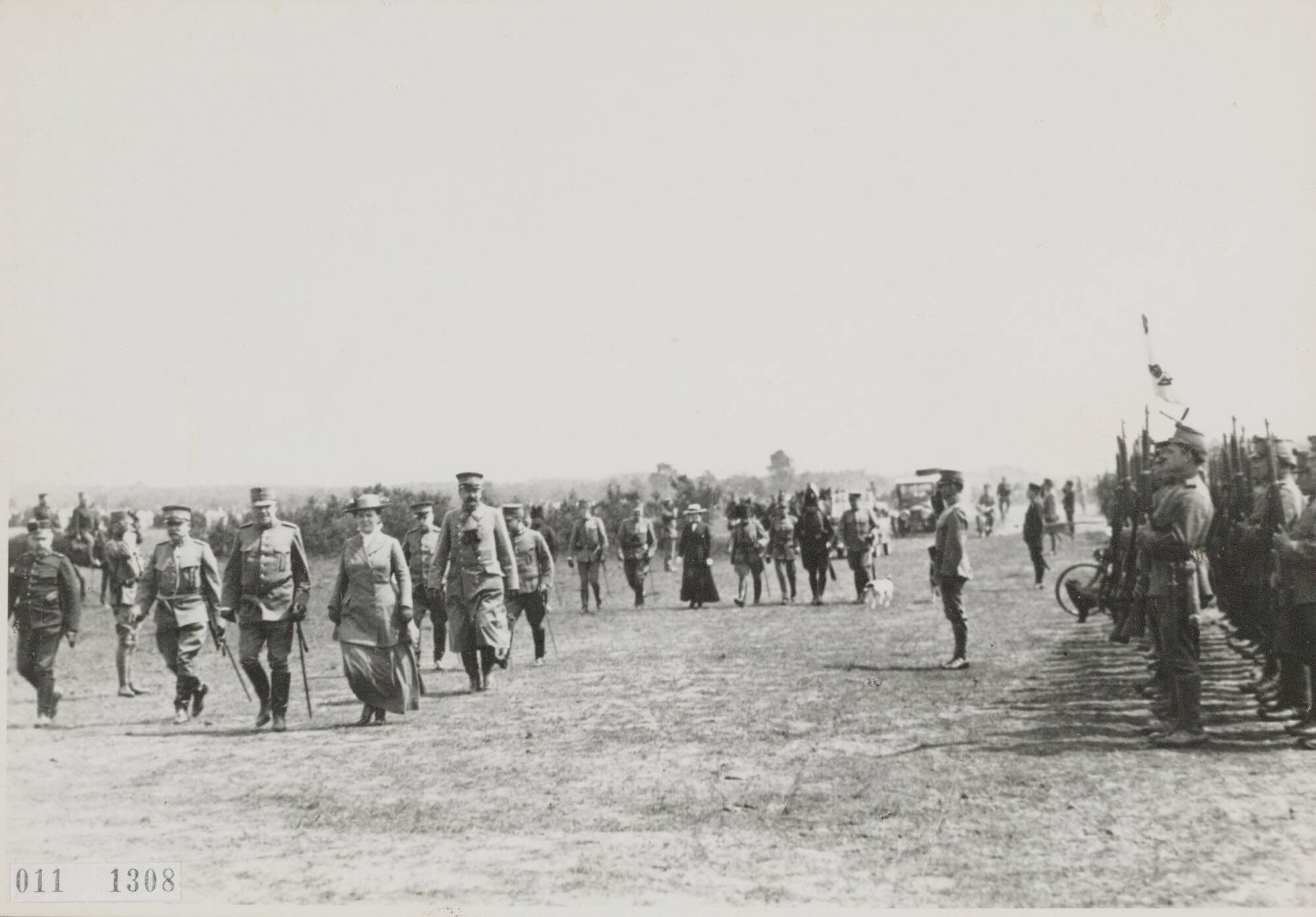 Fotocollectie RVD / Koninklijk Huis — Koningin Wilhelmina bezoekt de troepen op de Vughterheide bij Breda — Foto: Rousel (repro) / RVD. Licentie: Set B: Rechtenvrij / Publiek Domein. Bron: Nationaal Archief. http://hdl.handle.net/10648/afbd8488-d0b4-102d-bcf8-003048976d84