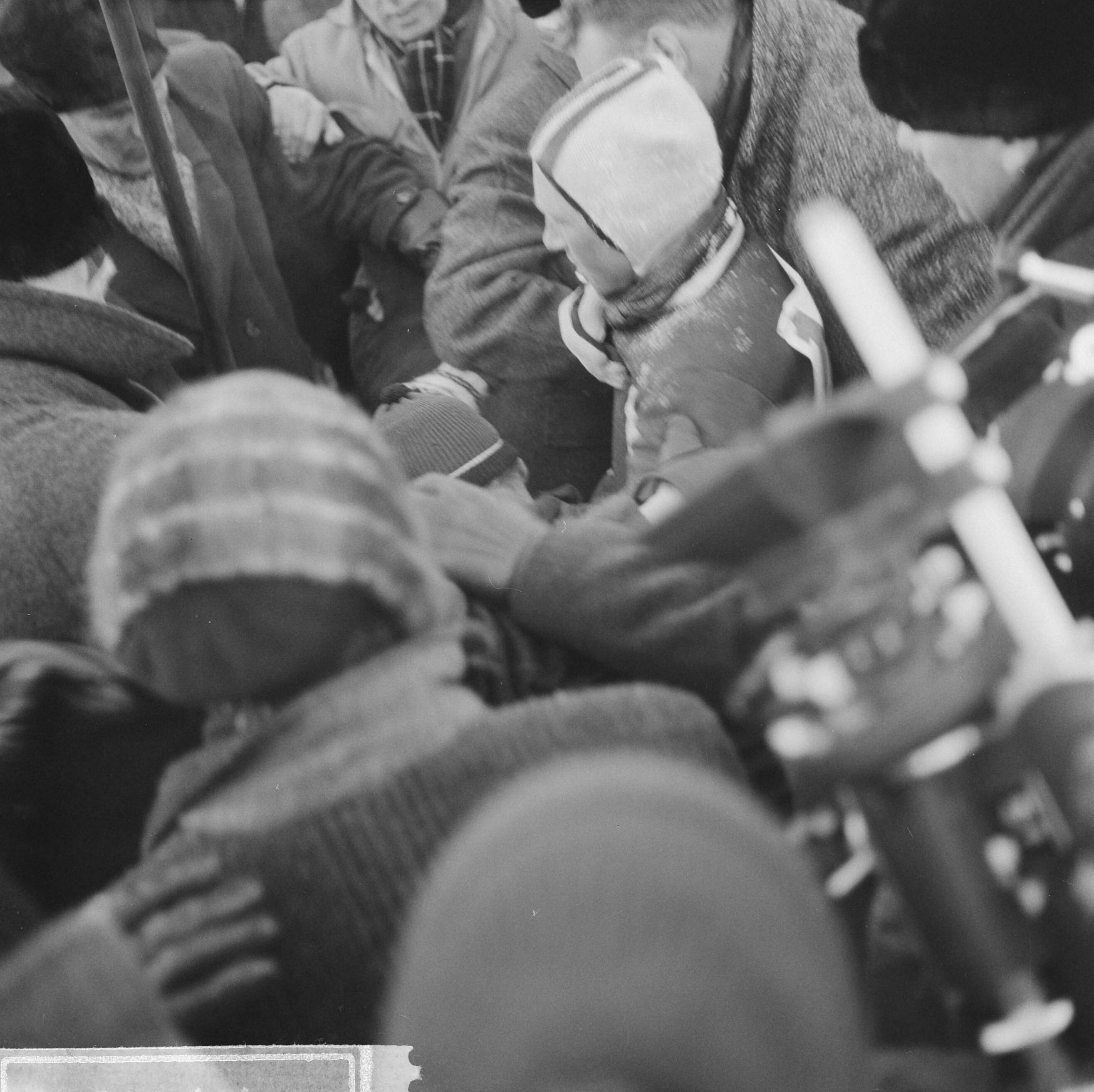 Elfstedentocht 1963 — Elfstedentocht 1963. Drukte bij de finish rond winnaar Reinier Paping — Foto: Nijs, Jac. de / Anefo. Licentie: Set B: Rechtenvrij / Publiek Domein. Bron: Nationaal Archief. http://hdl.handle.net/10648/aa2689d4-d0b4-102d-bcf8-003048976d84