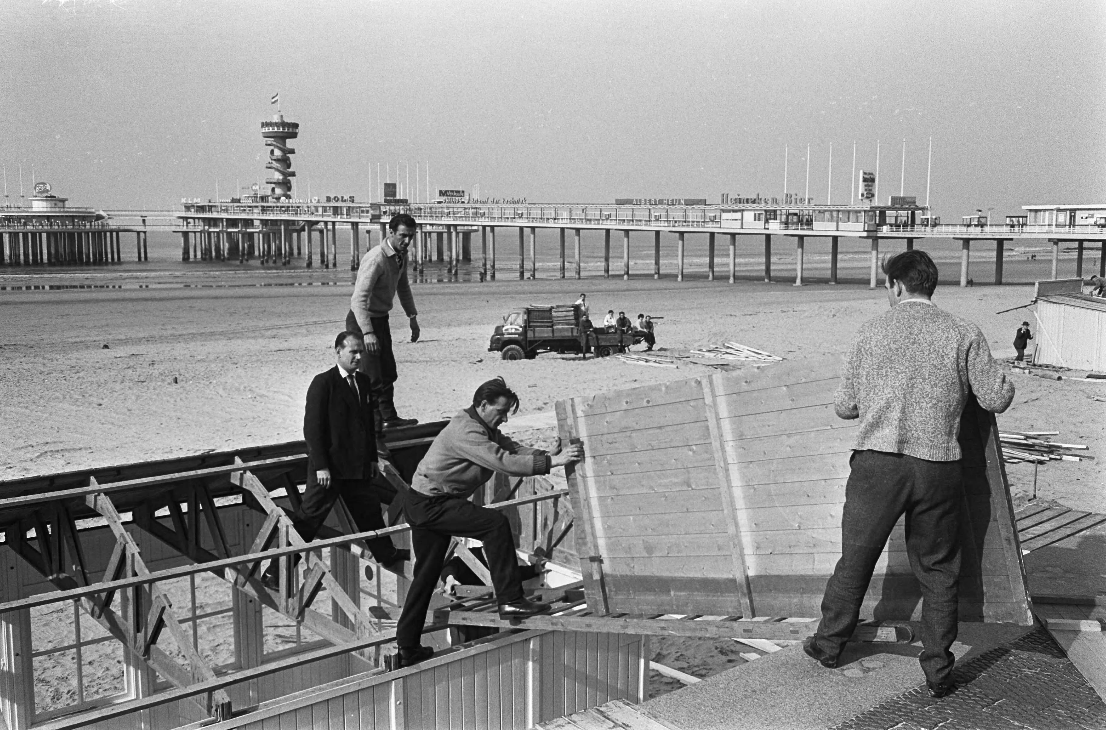 Fotocollectie Anefo — Opzetten strandtenten bij Scheveningen — Foto: Koch, Eric / Anefo. Licentie: Set B: Rechtenvrij / Publiek Domein. Bron: Nationaal Archief. http://hdl.handle.net/10648/aa9abe80-d0b4-102d-bcf8-003048976d84
