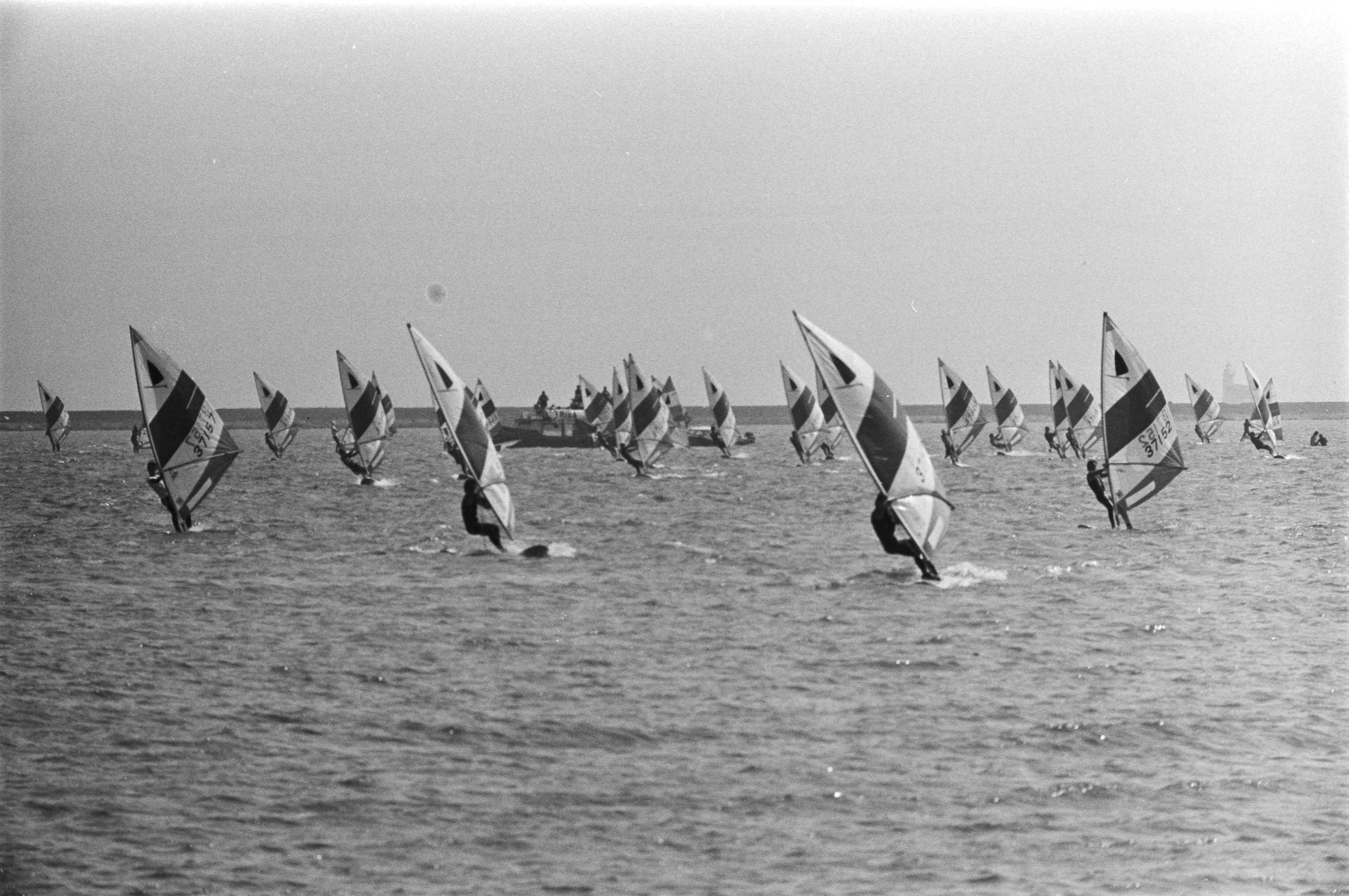 Fotocollectie Anefo — Europese Kampioenschappen Windsurfing op de Gouwzee bij Volendam — Foto: Croes, Rob C. / Anefo. Licentie: Set B: Rechtenvrij / Publiek Domein. Bron: Nationaal Archief. http://hdl.handle.net/10648/ac89cf56-d0b4-102d-bcf8-003048976d84
