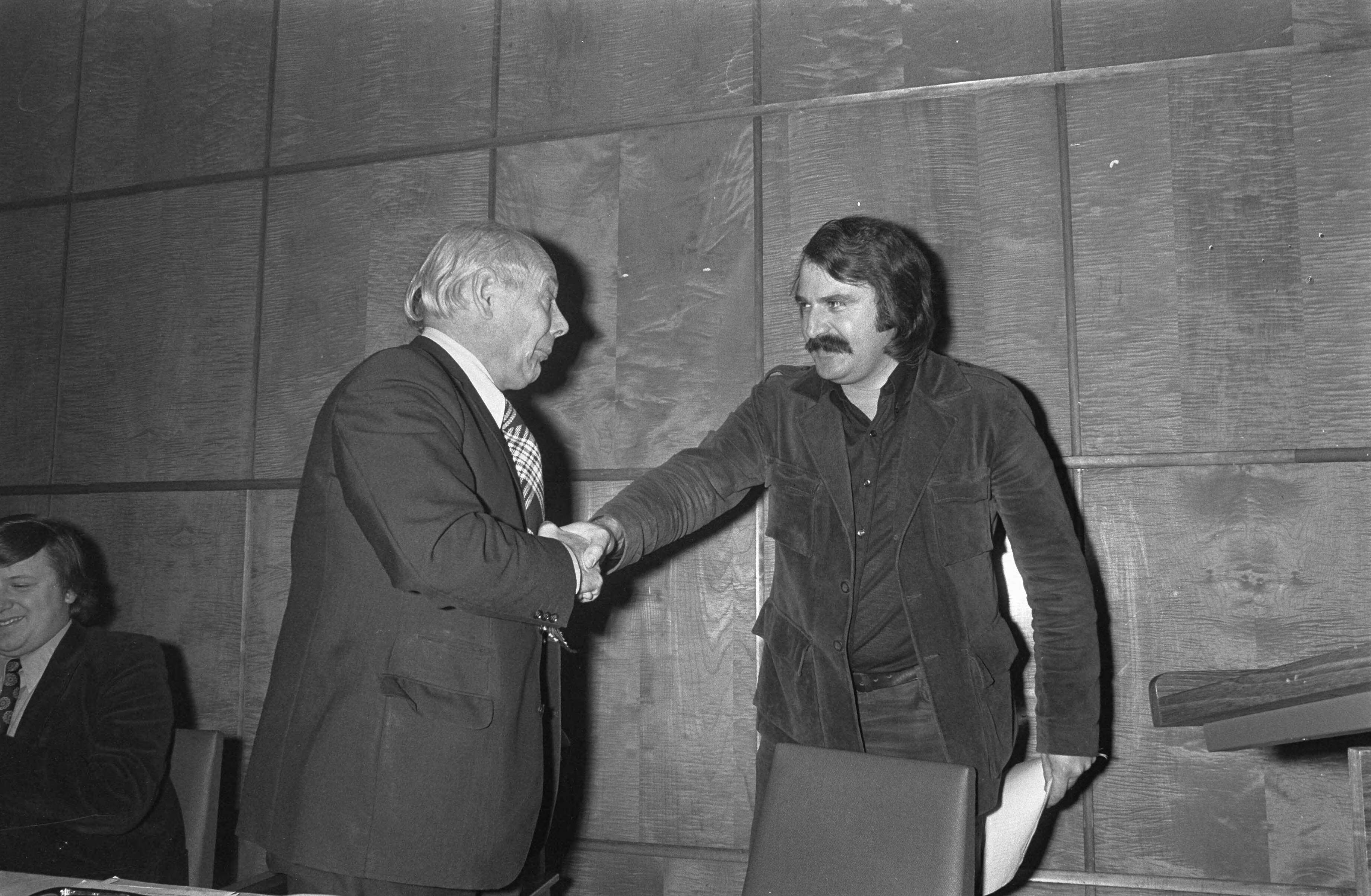 Fotocollectie Anefo — PvdA-partijraad bijeen in Utrecht, Den Uyl en Van der Louw (rechts) — Foto: Peters, Hans / Anefo. Licentie: Set B: Rechtenvrij / Publiek Domein. Bron: Nationaal Archief. http://hdl.handle.net/10648/ac02cb82-d0b4-102d-bcf8-003048976d84