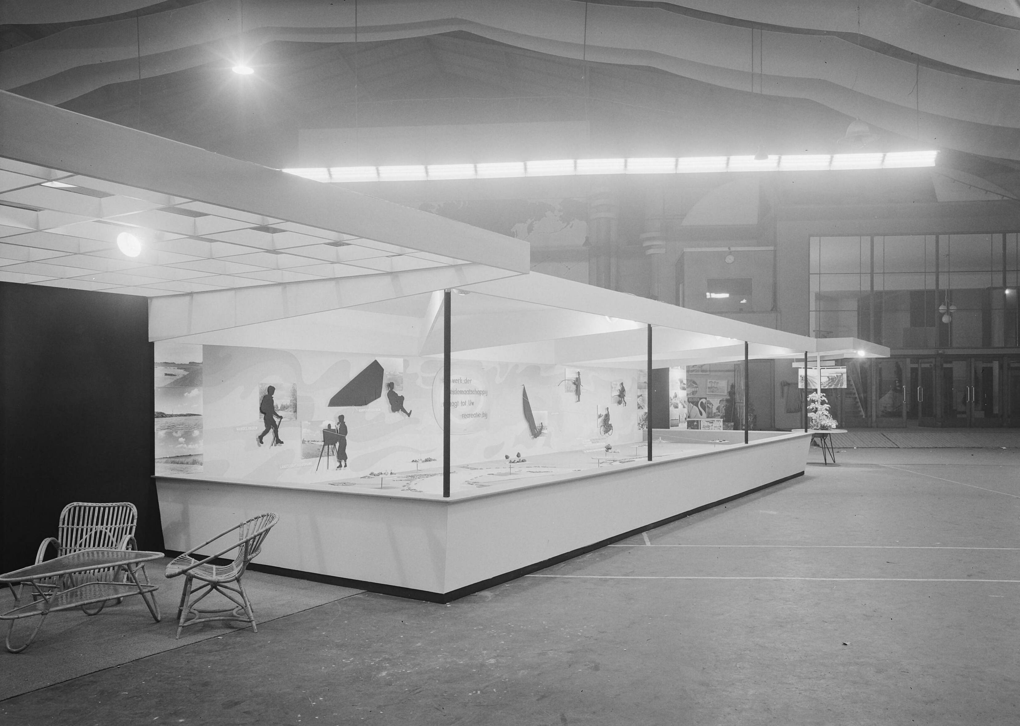 Fotocollectie Nederlandse Heidemaatschappij — Stand op de tentoonstelling "Goed Kamp" te Den Haag — Foto: Wüllschleger, [...] / Heidemij. Licentie: Set B: Rechtenvrij / Publiek Domein. Bron: Nationaal Archief. http://hdl.handle.net/10648/ae770acc-d0b4-102d-bcf8-003048976d84