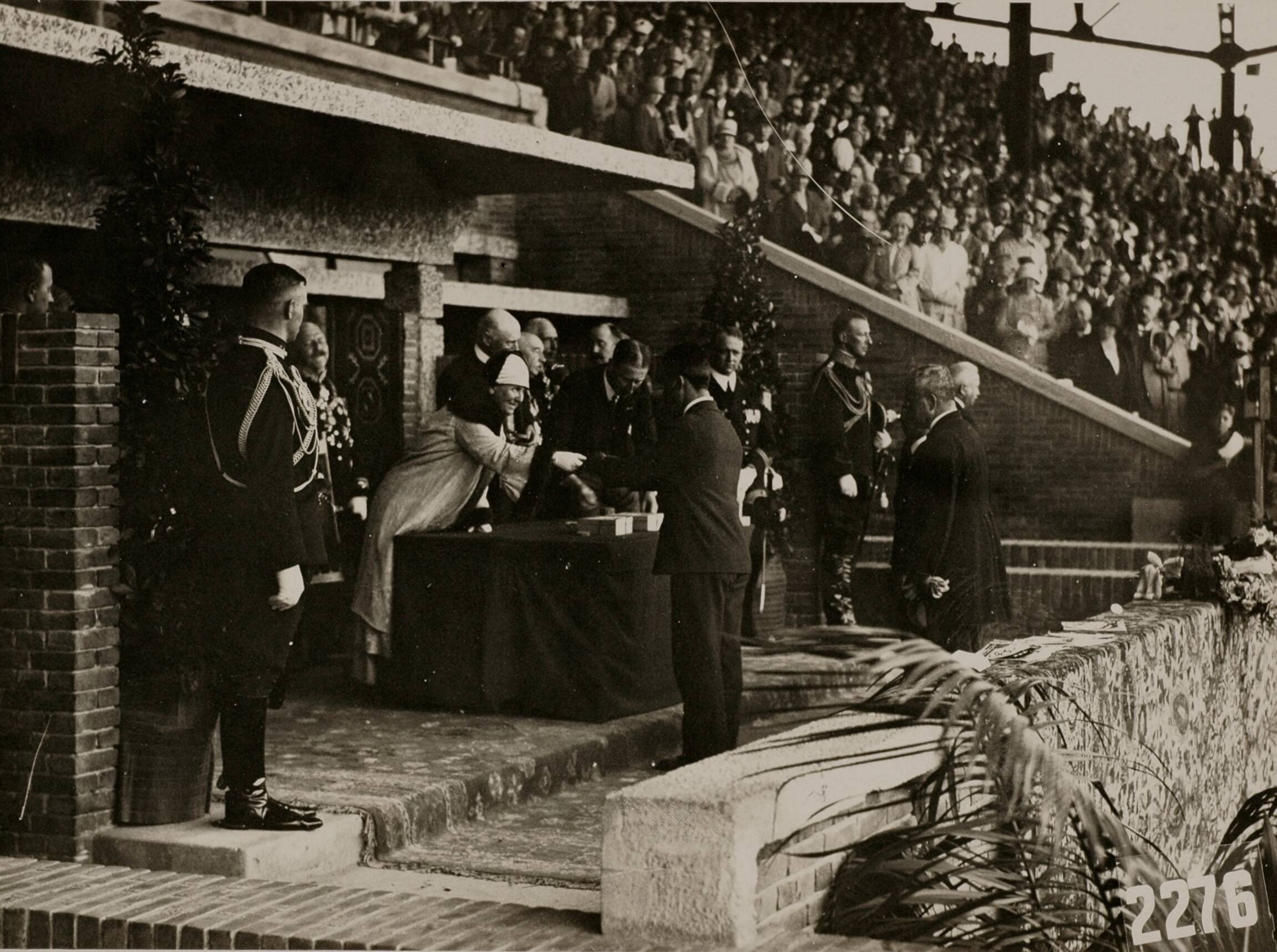 Personen op naam, Sport — Sport. Olympische Spelen 1928 Amsterdam, Nederland: Prijsuitreiking goud. Uitreiking van de gouden medaille door Koningin Wilhelmina aan Japan. — Foto: Fotograaf Onbekend / Algemeen Fotobureau Amsterdam / Spaarnestad Photo (05887). Licentie: Set B: Rechtenvrij / Publiek Domein. Bron: Nationaal Archief. http://hdl.handle.net/10648/35429da6-d54f-a382-e063-6df0900a6686