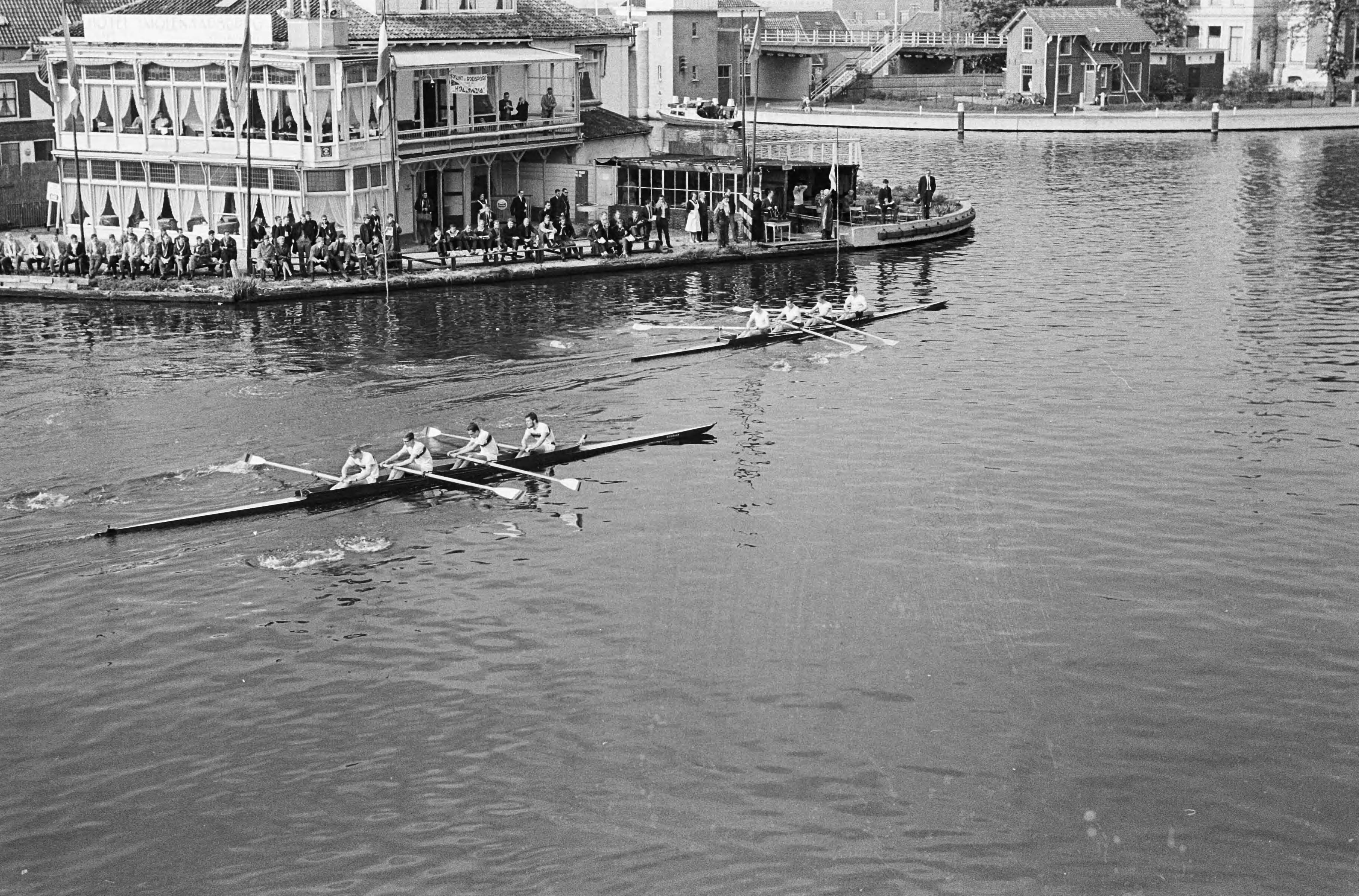 Fotocollectie Anefo — Roeien op de Oude Rijn in Alphen aan de Rijn. Finish Vier zonder stuurman. Op de voorgrond Amsterdam, dat gediskwalificeerd werd, op de achtergrond winnaar Njord — Foto: Koch, Eric / Anefo. Licentie: Set B: Rechtenvrij / Publiek Domein. Bron: Nationaal Archief. http://hdl.handle.net/10648/aa3806be-d0b4-102d-bcf8-003048976d84