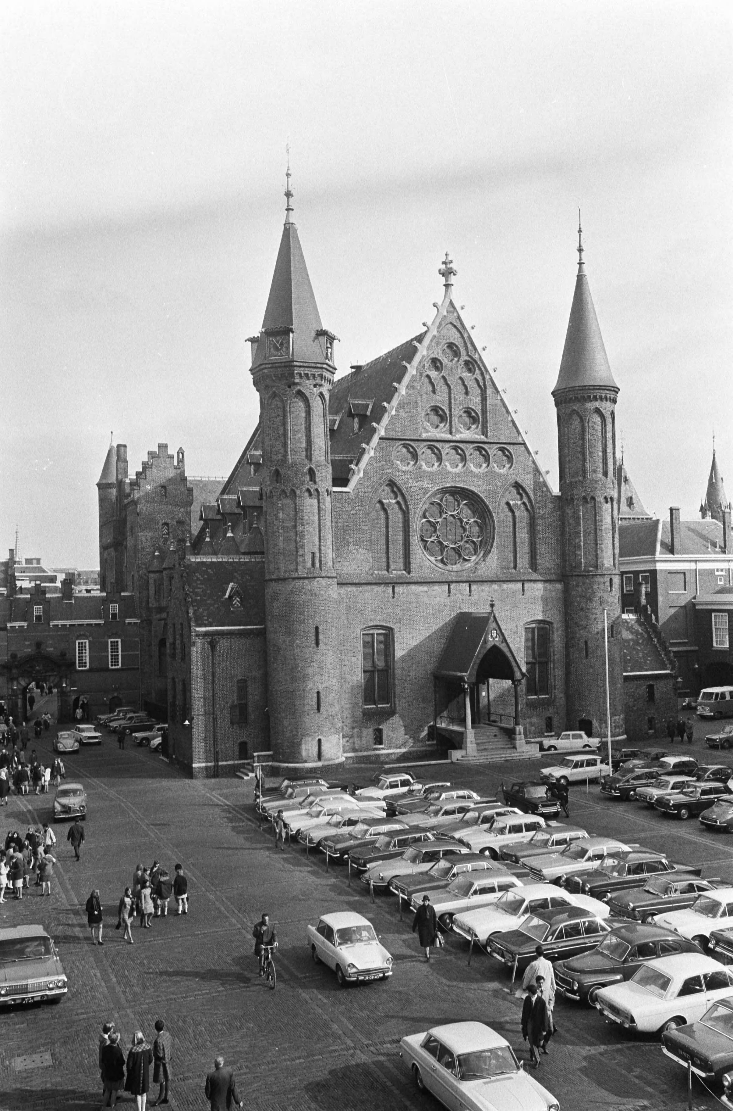 Fotocollectie Anefo — Binnenhof (exterieur) te Den Haag — Foto: Koch, Eric / Anefo. Licentie: Set B: Rechtenvrij / Publiek Domein. Bron: Nationaal Archief. http://hdl.handle.net/10648/ab2c1c0e-d0b4-102d-bcf8-003048976d84
