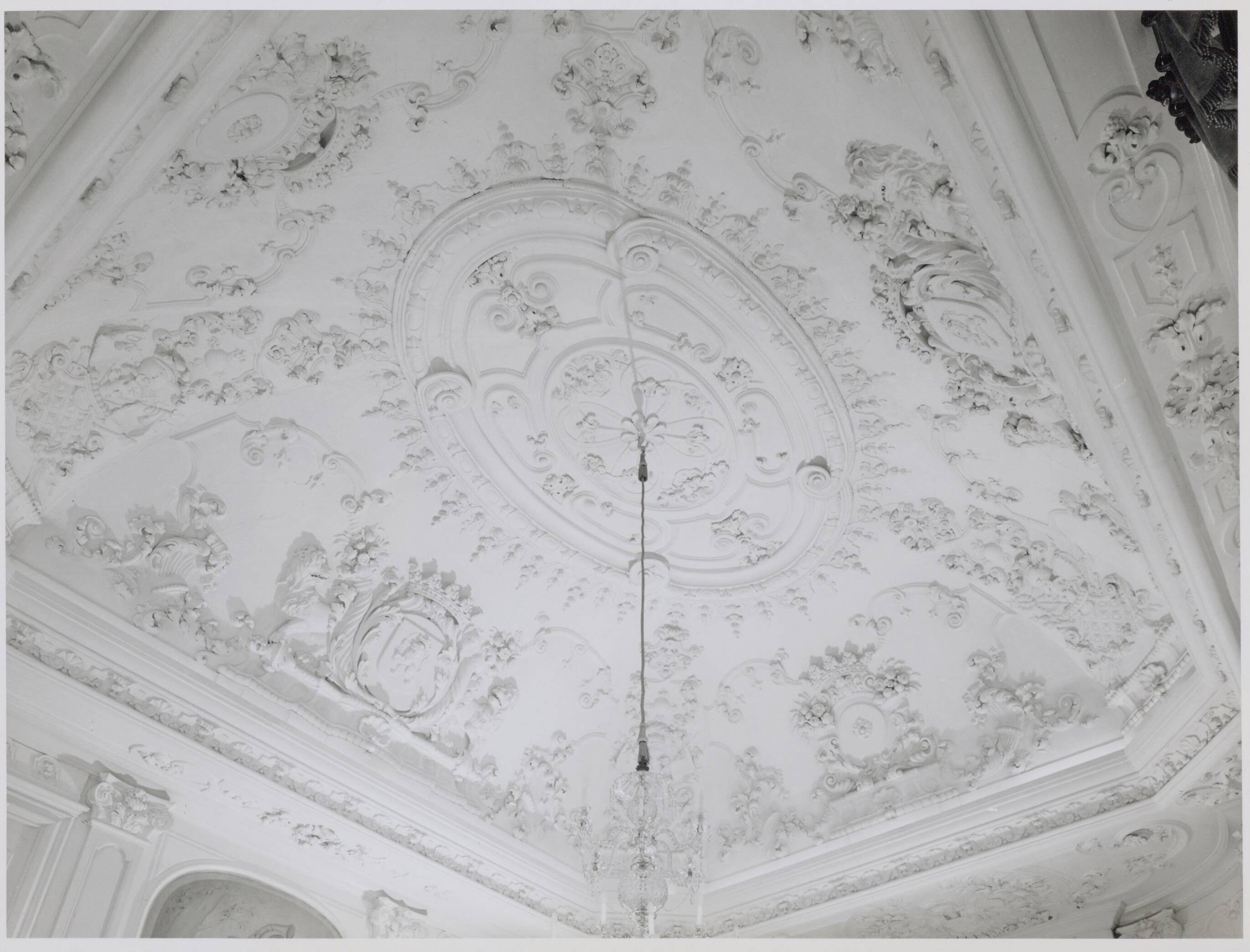 Paleis Huis ten Bosch te Den Haag — Interieur - Plafond Witte Eetzaal — Foto: Hofmeester, Bart / RVD. Licentie: Set B: Rechtenvrij / Publiek Domein. Bron: Nationaal Archief. http://hdl.handle.net/10648/afa91ad4-d0b4-102d-bcf8-003048976d84