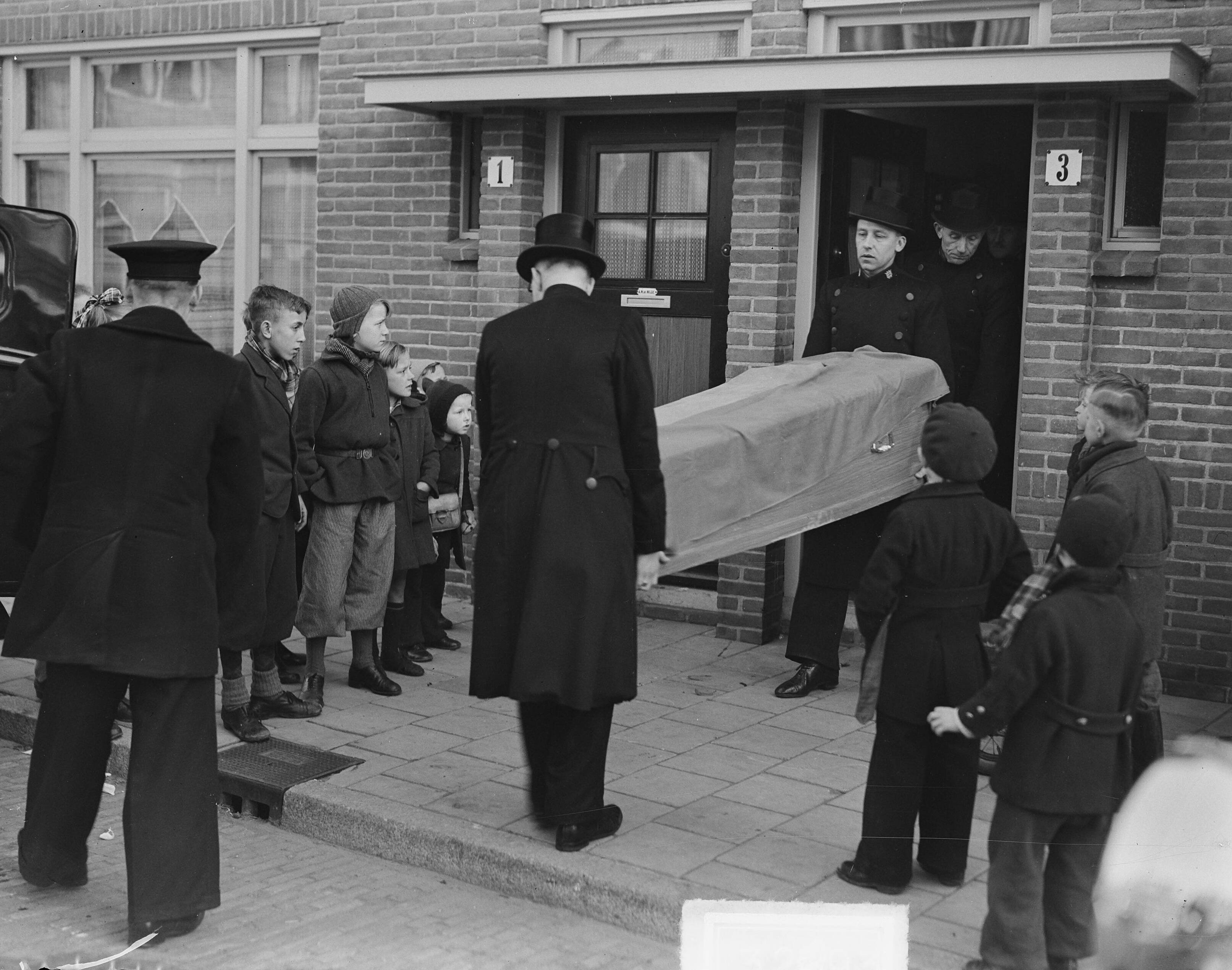 Fotocollectie Anefo — Begrafenis Haarlem. P. J. J. Gartelaars. Marvo — Foto: Averink, […] / Anefo. Licentie: Set B: Rechtenvrij / Publiek Domein. Bron: Nationaal Archief. http://hdl.handle.net/10648/a8c35aea-d0b4-102d-bcf8-003048976d84
