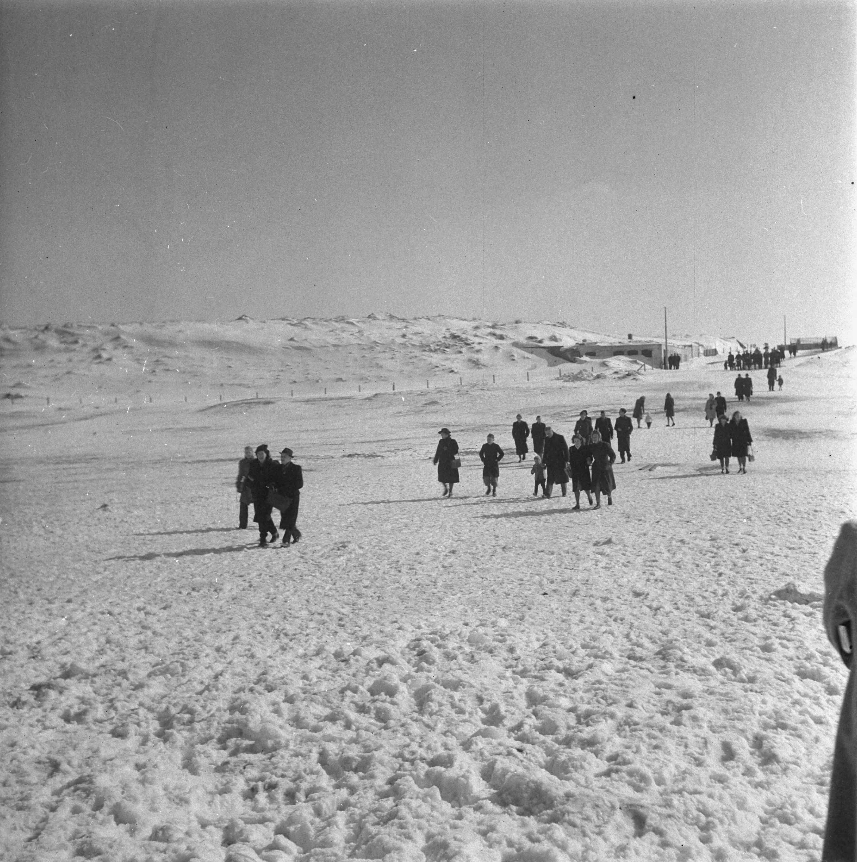 Fotocollectie Anefo — Drukte in Zandvoort — Foto: Wisman, Bram / Anefo. Licentie: Set B: Rechtenvrij / Publiek Domein. Bron: Nationaal Archief. http://hdl.handle.net/10648/a8a5d326-d0b4-102d-bcf8-003048976d84