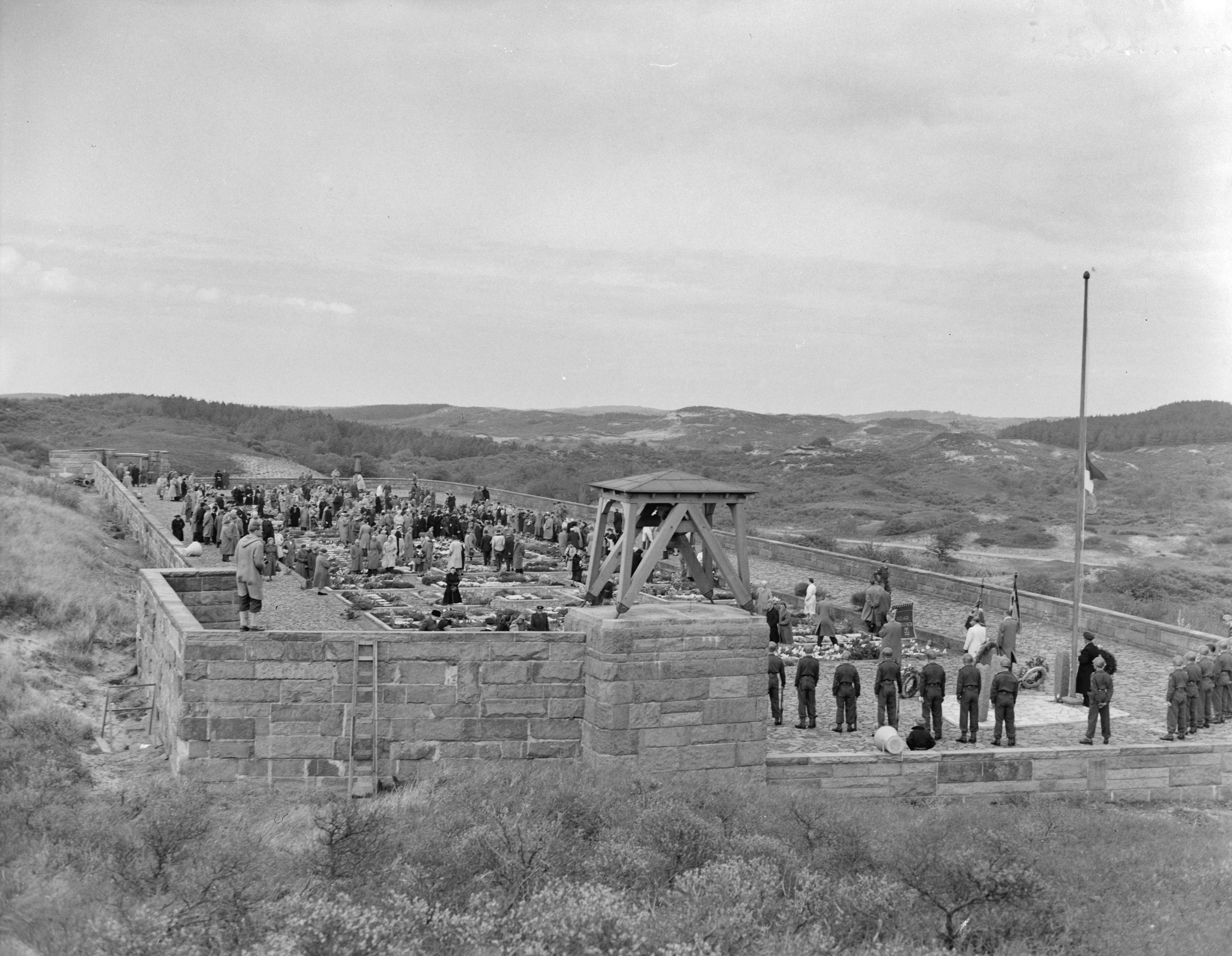 Fotocollectie Anefo — Herdenking op de erebegraafplaats Overveen — Foto: Pot, Harry / Anefo. Licentie: Set B: Rechtenvrij / Publiek Domein. Bron: Nationaal Archief. http://hdl.handle.net/10648/a93505be-d0b4-102d-bcf8-003048976d84