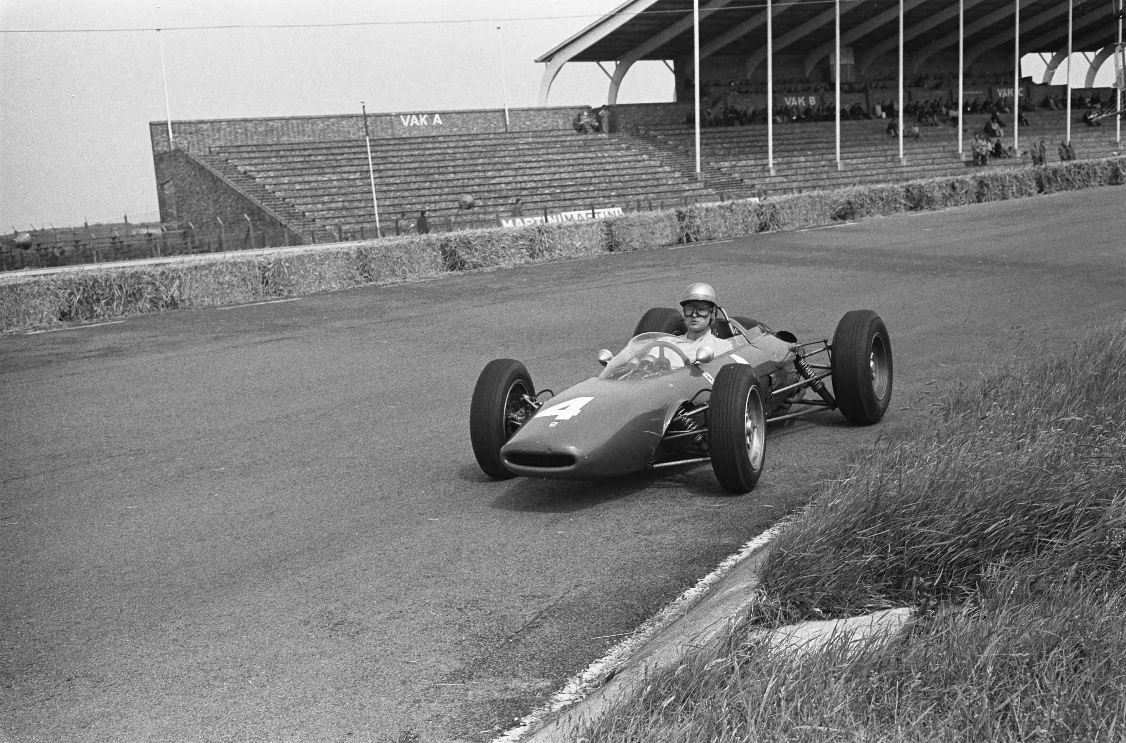 Fotocollectie Anefo — Training voor Grand Prix te Zandvoort begonnen. Luigi Scarfiotti in zijn Ferrari in de Hugenholzbocht — Foto: Pot, Harry / Anefo. Licentie: Set B: Rechtenvrij / Publiek Domein. Bron: Nationaal Archief. http://hdl.handle.net/10648/aa3bbbba-d0b4-102d-bcf8-003048976d84