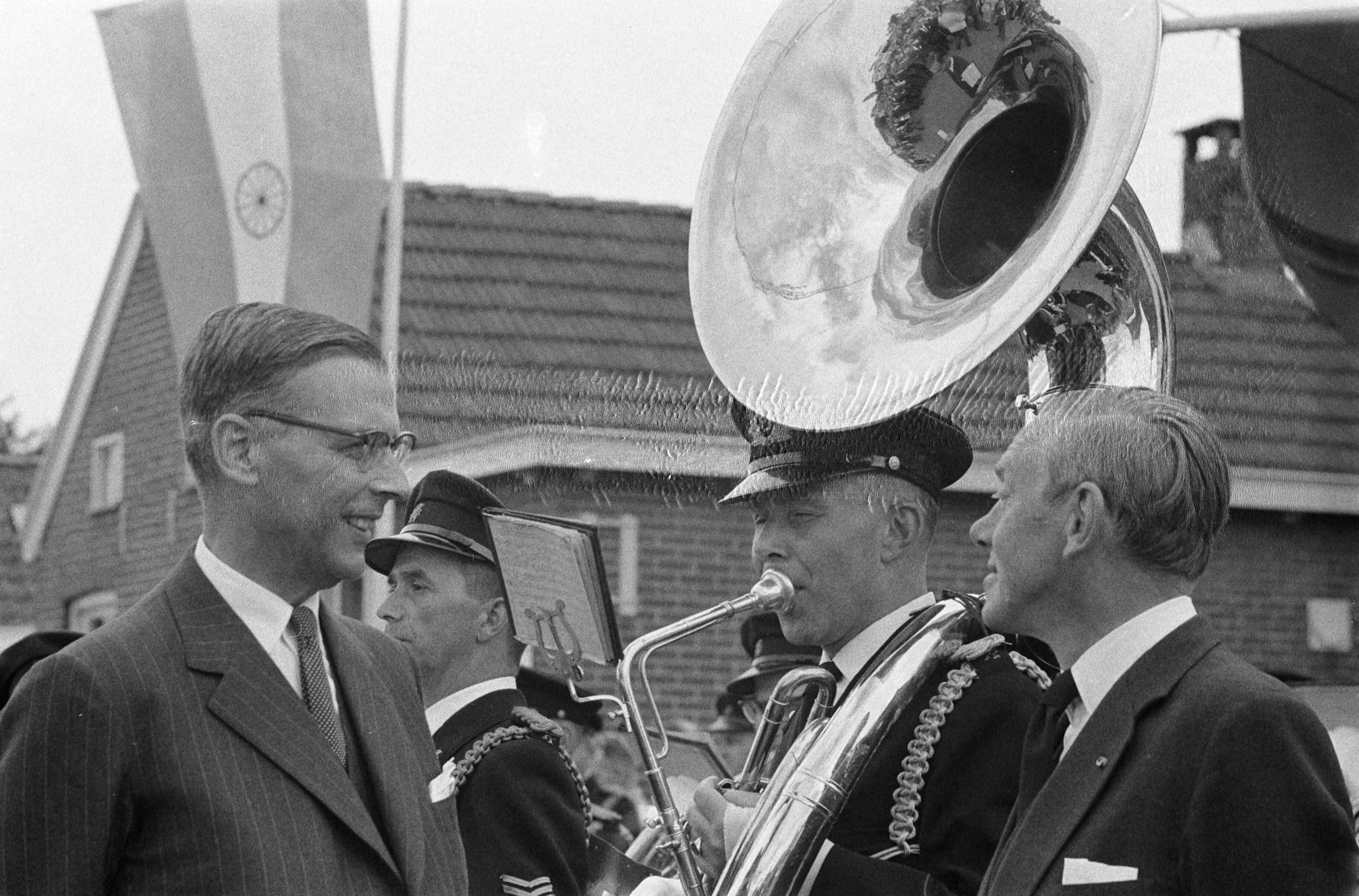 Burgemeester Van Hall bezoekt Nieuw Amsterdam, dat 100 jaar bestaat — Burgemeester Van Hall bezoekt Nieuw Amsterdam, dat 100 jaar bestaat. Burgemeester Van Hall laat burgemeester mr. K. H. Gaarlandt de Amsterdamse politiekapel zien — Foto: Rossem, Wim van / Anefo. Licentie: Set B: Rechtenvrij / Publiek Domein. Bron: Nationaal Archief. http://hdl.handle.net/10648/a9b75014-d0b4-102d-bcf8-003048976d84