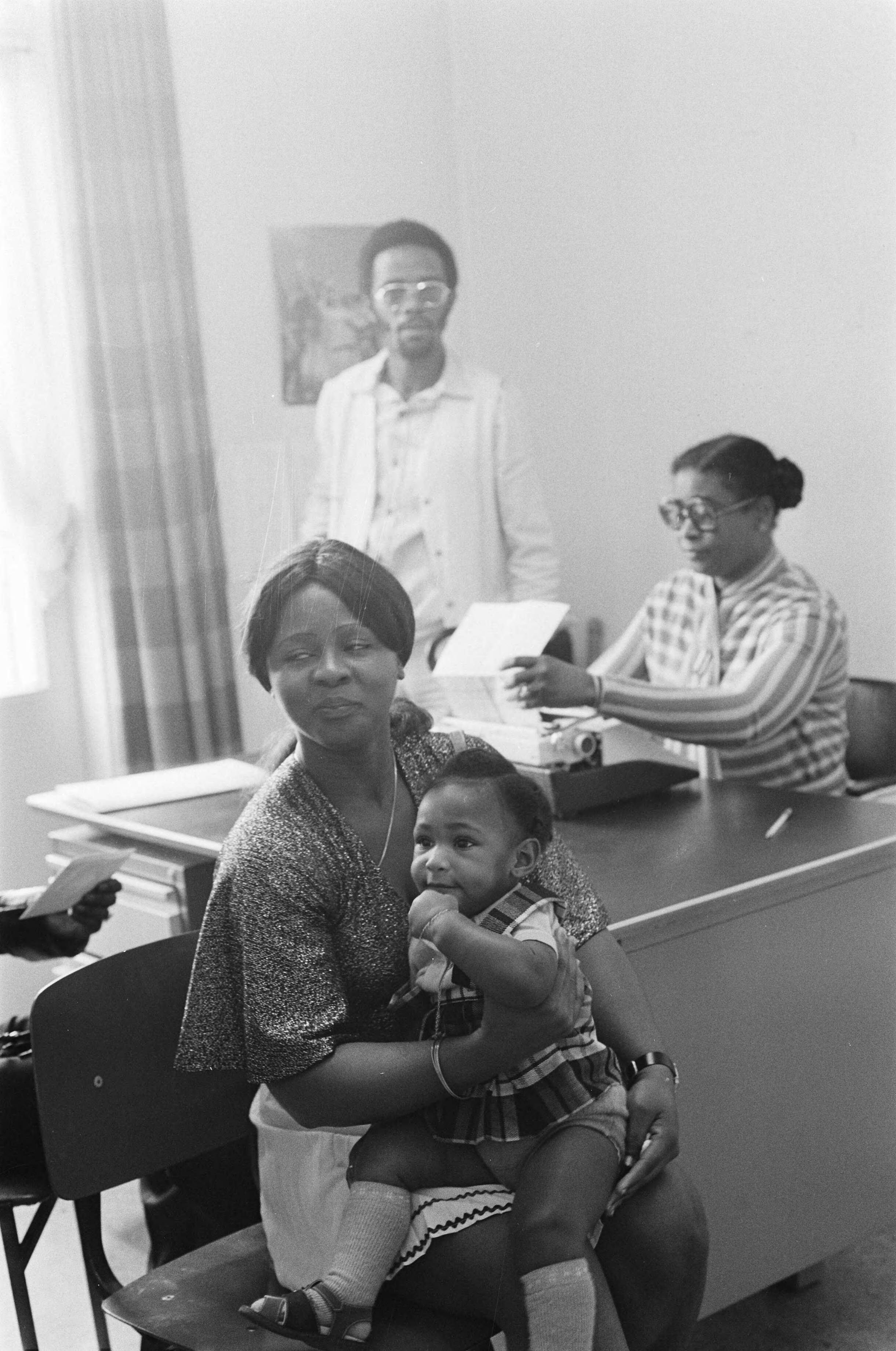 Fotocollectie Anefo — Groep Surinamers bezet gebouw "Stichting voor Surinamers in Den Haag ; bezetters bijeen in stichtingsgebouw — Foto: Mieremet, Rob / Anefo. Licentie: Set B: Rechtenvrij / Publiek Domein. Bron: Nationaal Archief. http://hdl.handle.net/10648/ac515a22-d0b4-102d-bcf8-003048976d84