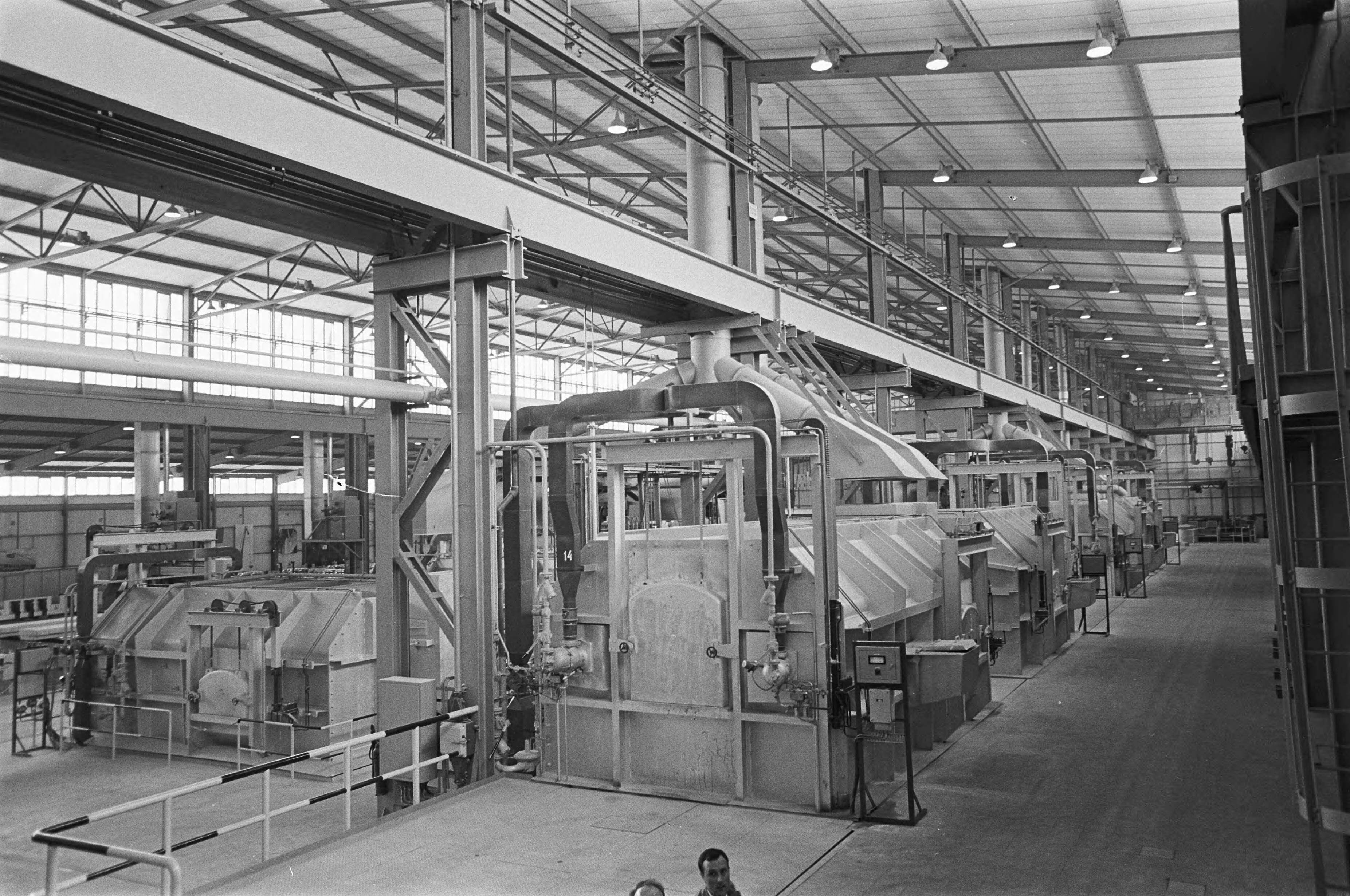 Fotocollectie Anefo — Koningin Juliana en prins Bernhard openen Aluminiumfabriek te Delfzijl — Foto: Nijs, Jac. de / Anefo. Licentie: Set B: Rechtenvrij / Publiek Domein. Bron: Nationaal Archief. http://hdl.handle.net/10648/aaf0d086-d0b4-102d-bcf8-003048976d84