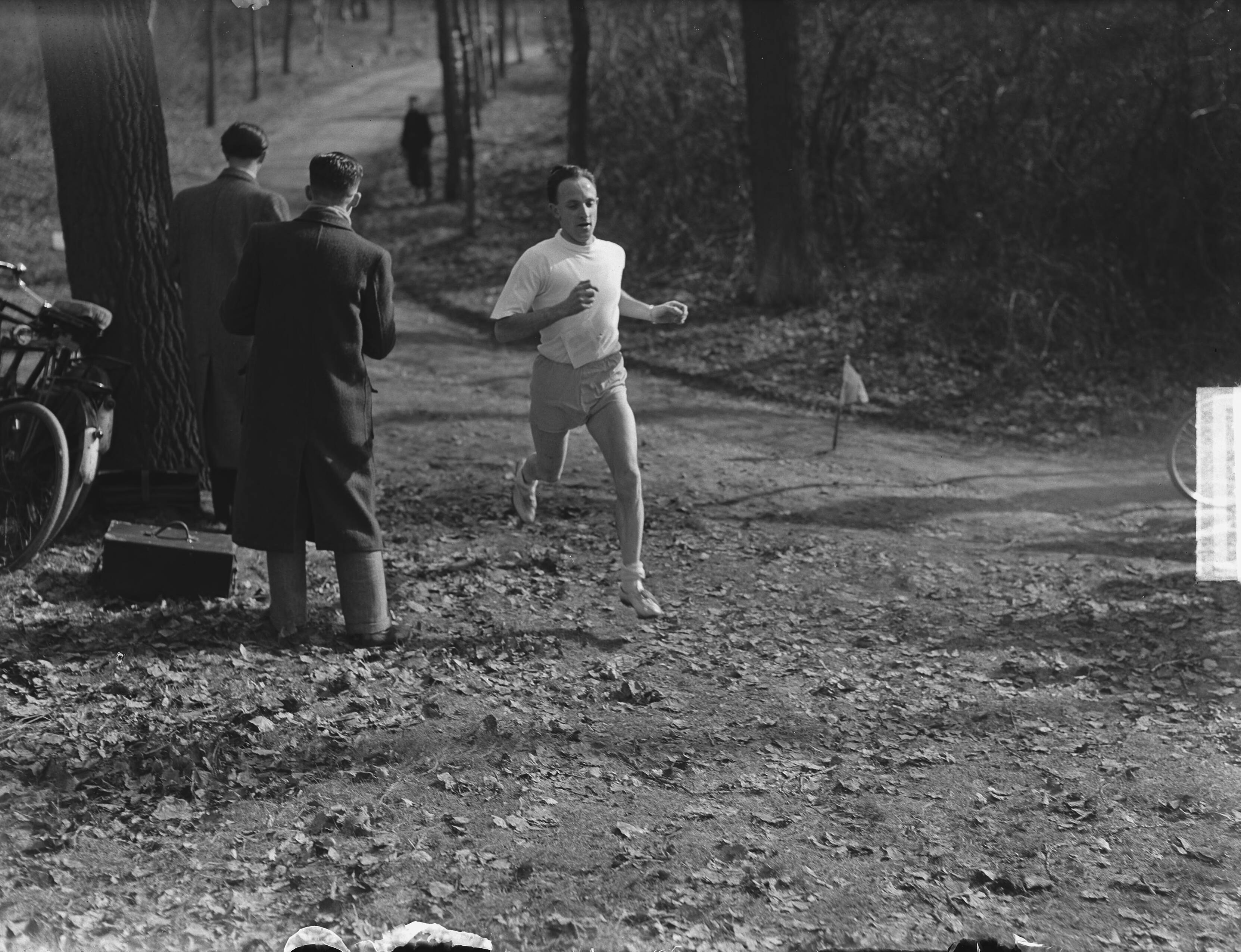 Fotocollectie Anefo — 12 kilometer veldloop. Kampioenschap van Nederland te Maastricht. Winnaar Jef Lataster — Foto: Pot, Harry / Anefo. Licentie: Set B: Rechtenvrij / Publiek Domein. Bron: Nationaal Archief. http://hdl.handle.net/10648/a8e6b67a-d0b4-102d-bcf8-003048976d84