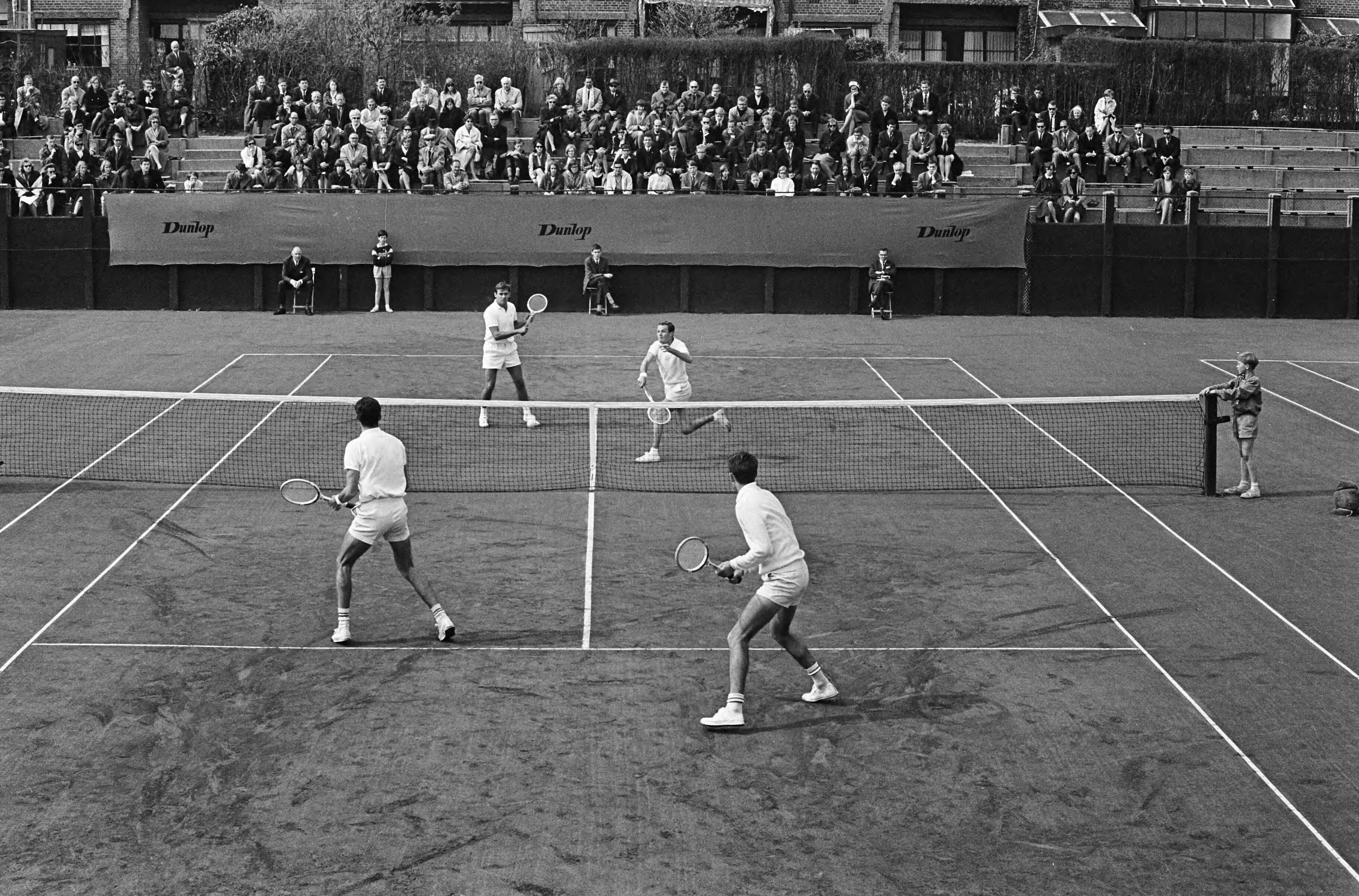 Fotocollectie Anefo — Tennis. Davis Cup wedstrijd Nederland tegen Zuid Afrika op de METS-banen te Scheveningen. Spelmoment herendubbel — Foto: Steinmeier, Hans / Anefo. Licentie: Set B: Rechtenvrij / Publiek Domein. Bron: Nationaal Archief. http://hdl.handle.net/10648/aaa4482e-d0b4-102d-bcf8-003048976d84
