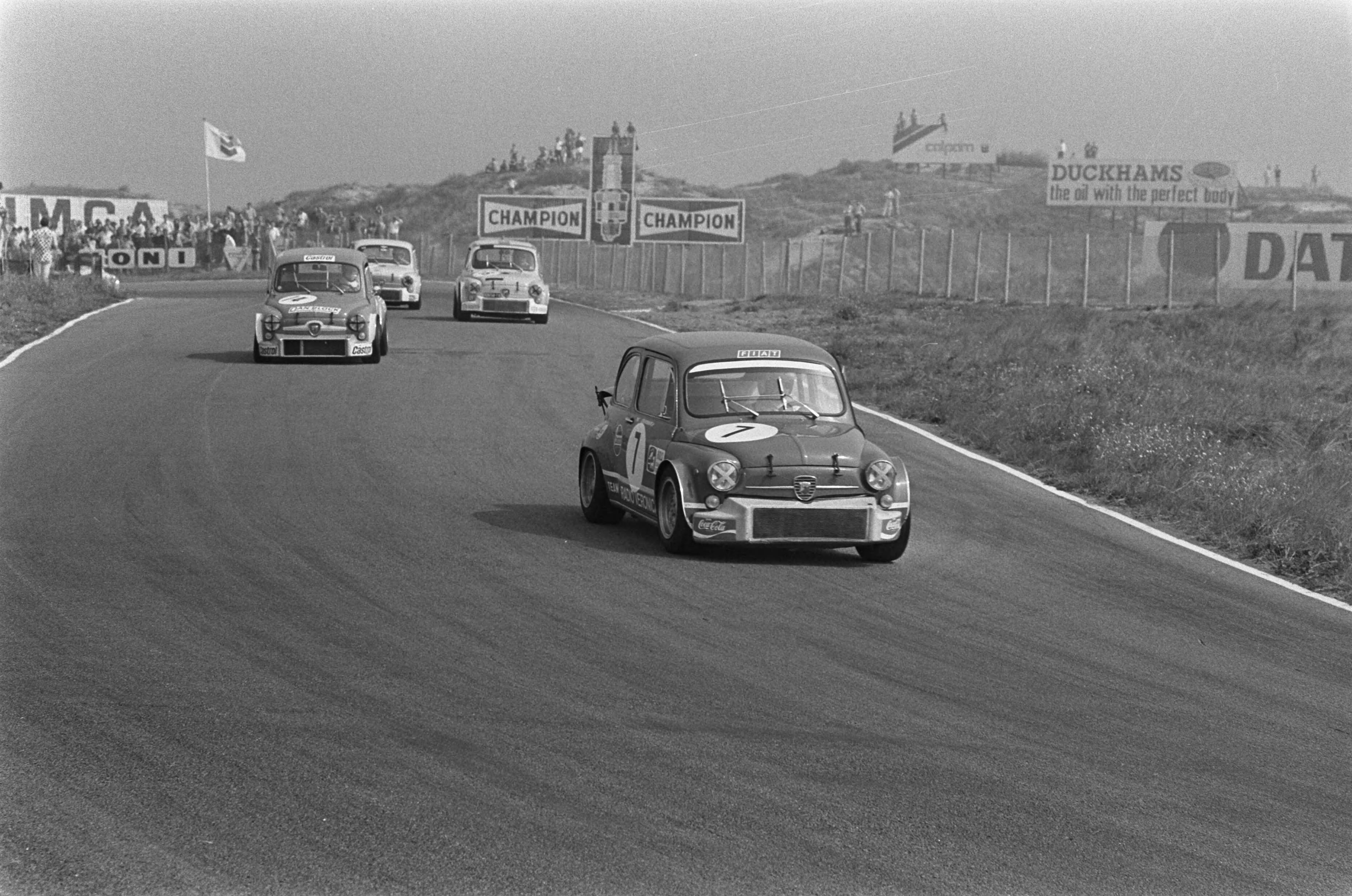 Fotocollectie Anefo — Autoraces op circuit Zandvoort, om Zandvoort Trophy ; overzicht met tribune — Foto: Evers, Joost / Anefo. Licentie: Set B: Rechtenvrij / Publiek Domein. Bron: Nationaal Archief. http://hdl.handle.net/10648/aba13eb2-d0b4-102d-bcf8-003048976d84