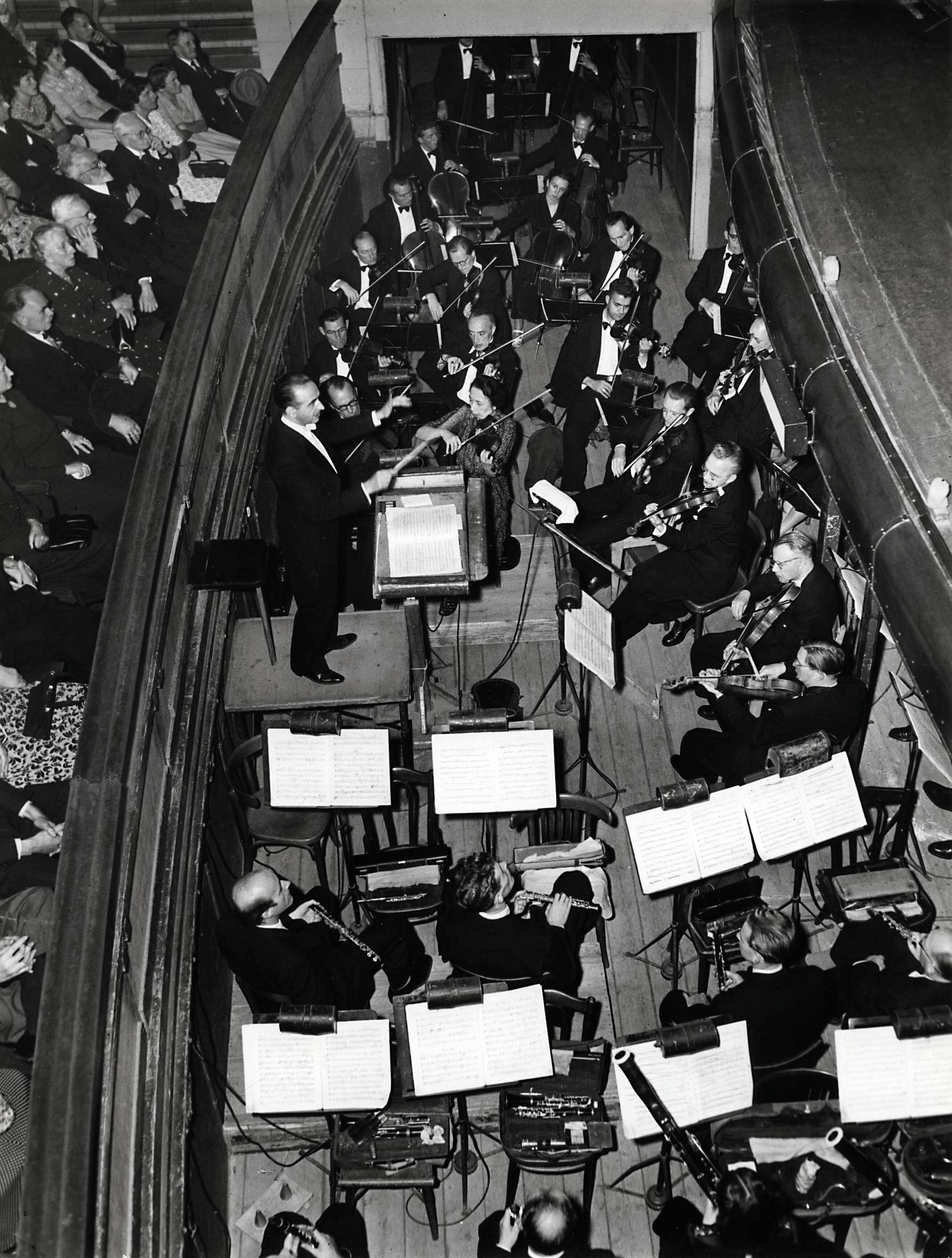 Drukkerij Spaarnestad — [40-jarig jubileum N.V. De Spaarnestad] [feestavond in de Stadsschouwburg] [orkest in orkestbak] — Foto: Fotograaf Onbekend / Fotobureau onbekend / Spaarnestad Photo (05887). Licentie: Set B: Rechtenvrij / Publiek Domein. Bron: Nationaal Archief. http://hdl.handle.net/10648/35429da6-3a12-a382-e063-6df0900a6686