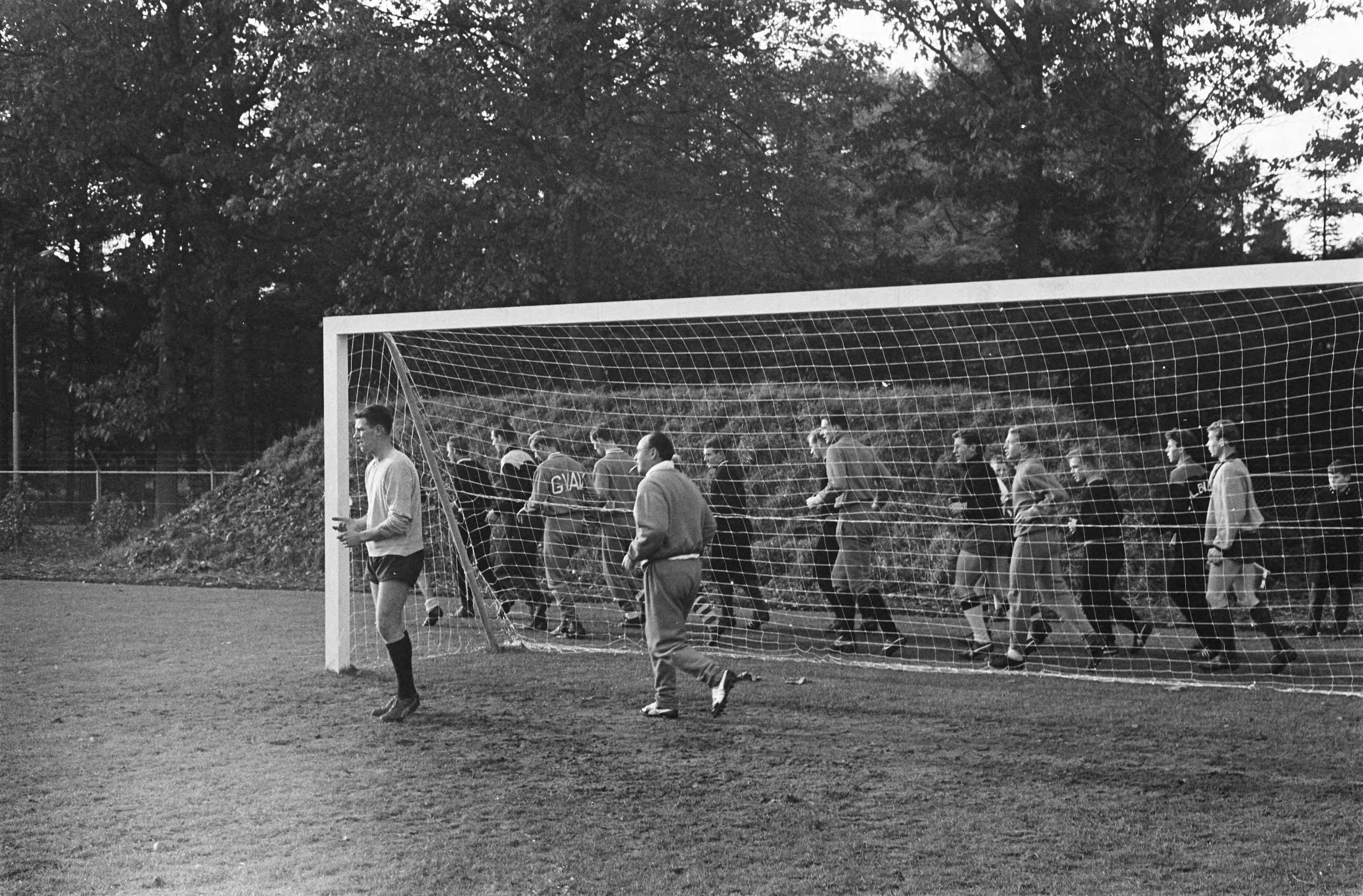 Fotocollectie Anefo — Centrale training Jong Oranje. In het doel Tonny van Leeuwen, achter het doel langs de hele ploeg tijdens het inlopen en voor het doel loopt bondscoach Elek Schwartz — Foto: Pot, Harry / Anefo. Licentie: Set B: Rechtenvrij / Publiek Domein. Bron: Nationaal Archief. http://hdl.handle.net/10648/aa1db016-d0b4-102d-bcf8-003048976d84
