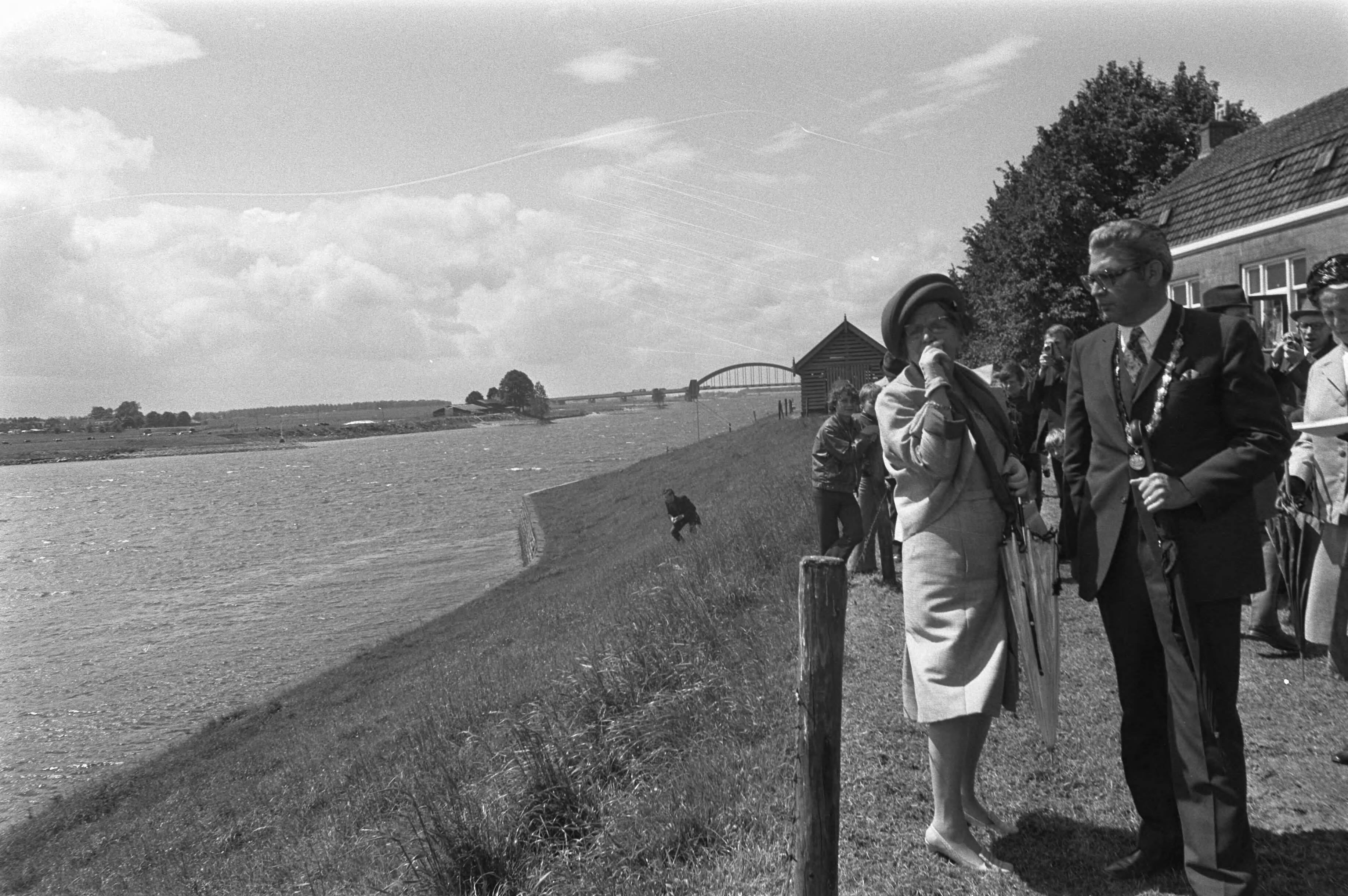 Koningin Juliana tijdens een werkbezoek aan de provincie Utrecht — Koningin Juliana in de wijk Vreeswijk, in Nieuwegein, in gezelschap van burgemeester Frans Hermsen — Foto: Fotograaf Onbekend / Anefo. Licentie: Set B: Rechtenvrij / Publiek Domein. Bron: Nationaal Archief. http://hdl.handle.net/10648/abeb130c-d0b4-102d-bcf8-003048976d84