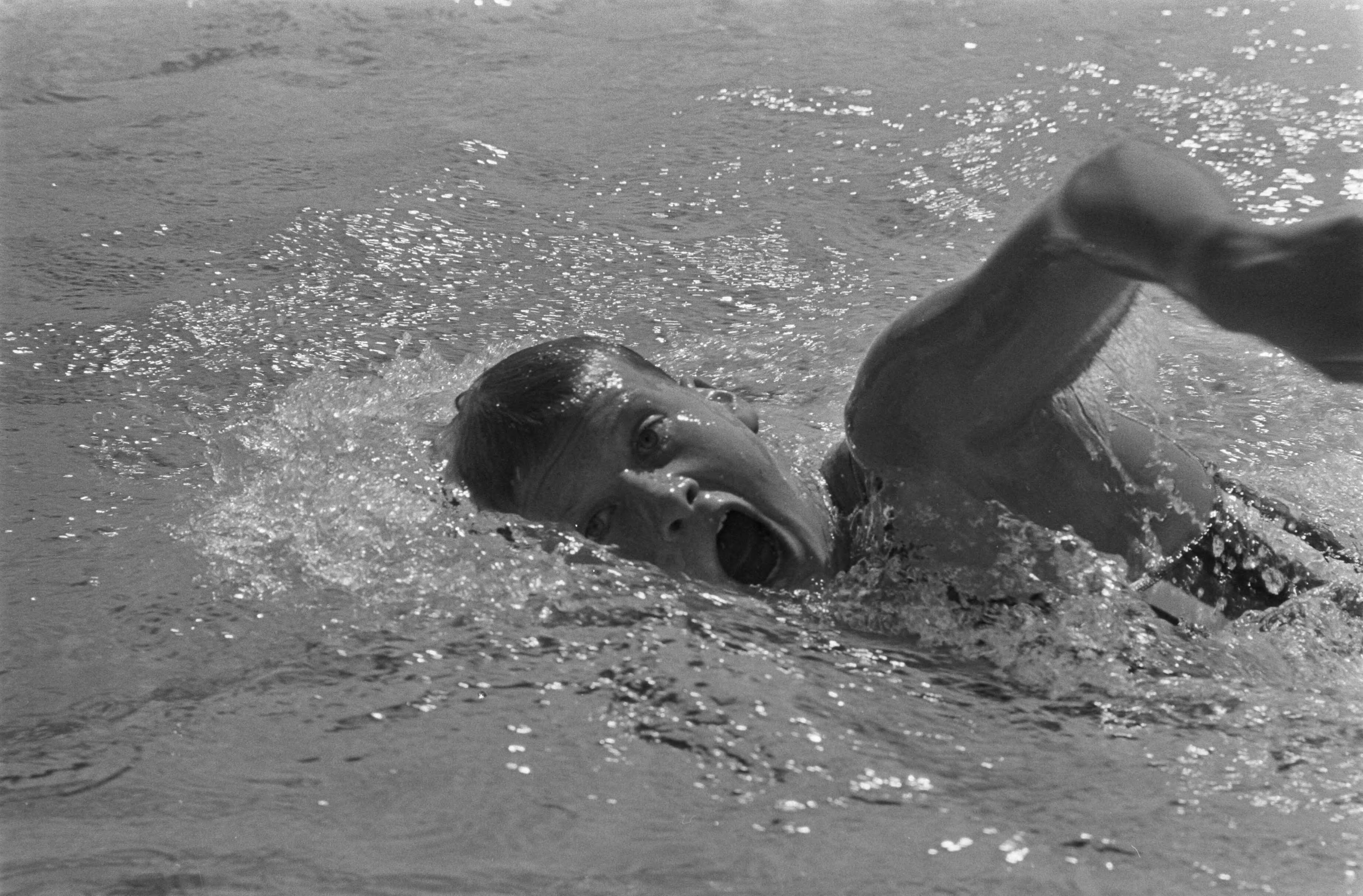 Fotocollectie Anefo — Nationale kampioenschappen zwemmen te Leeuwarden; Linda de Boer in aktie — Foto: Verhoeff, Bert / Anefo. Licentie: Set B: Rechtenvrij / Publiek Domein. Bron: Nationaal Archief. http://hdl.handle.net/10648/ab9d2d22-d0b4-102d-bcf8-003048976d84
