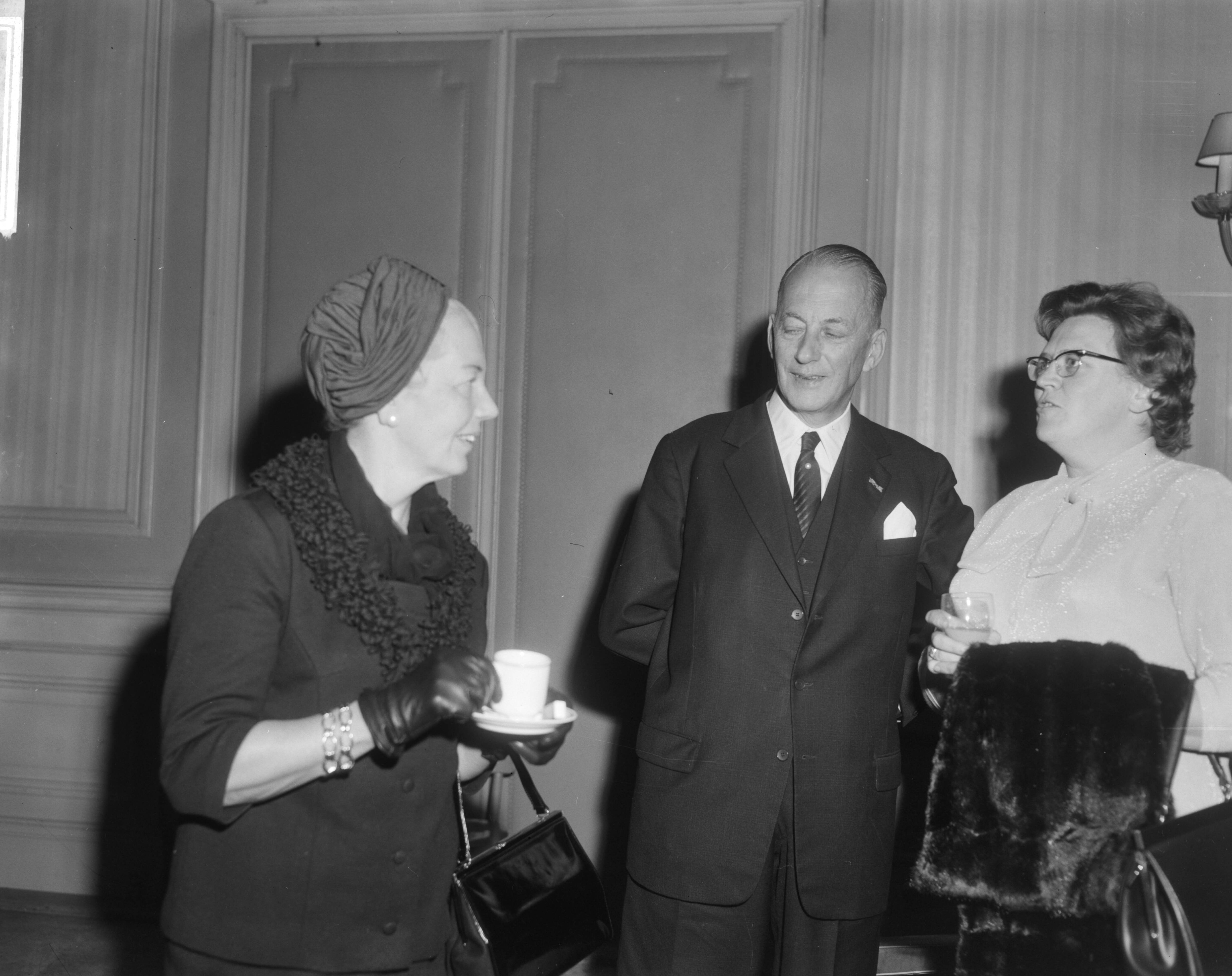 Viering van het tienjarig jubileum van het Nederlands Genootschap van Burgemeesters in het Kurhaus te Scheveningen — Mevrouw Van Hall, echtgenote van de burgemeester van Amsterdam Gijsbert Van Hall — Foto: Bilsen, Joop van / Anefo. Licentie: Set B: Rechtenvrij / Publiek Domein. Bron: Nationaal Archief. http://hdl.handle.net/10648/aac6633c-d0b4-102d-bcf8-003048976d84