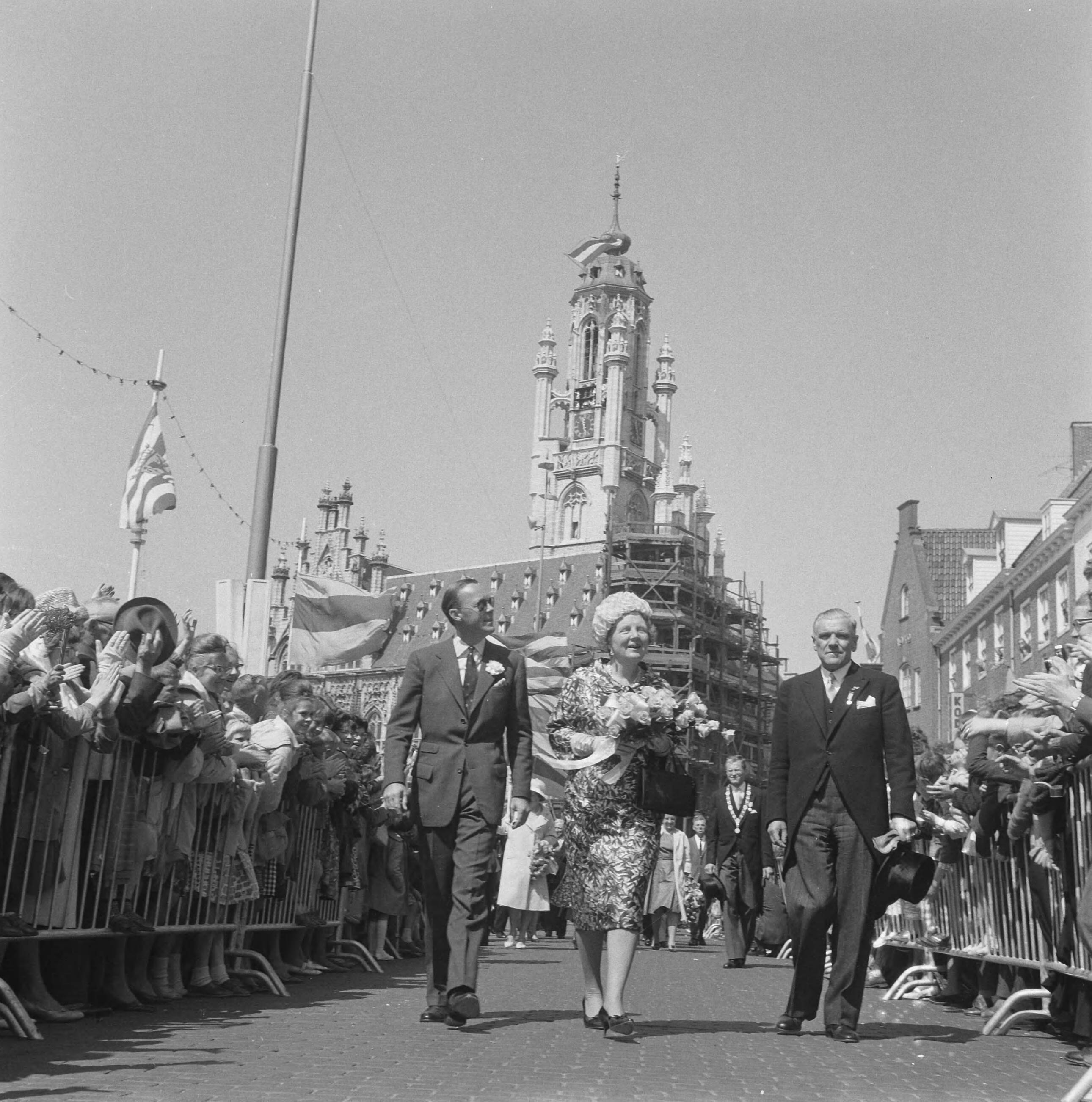 Koninklijk bezoek aan Zeeland (1962) — Koninklijke bezoek aan Middelburg — Foto: Nijs, Jac. de / Anefo. Licentie: Set B: Rechtenvrij / Publiek Domein. Bron: Nationaal Archief. http://hdl.handle.net/10648/aa074a56-d0b4-102d-bcf8-003048976d84