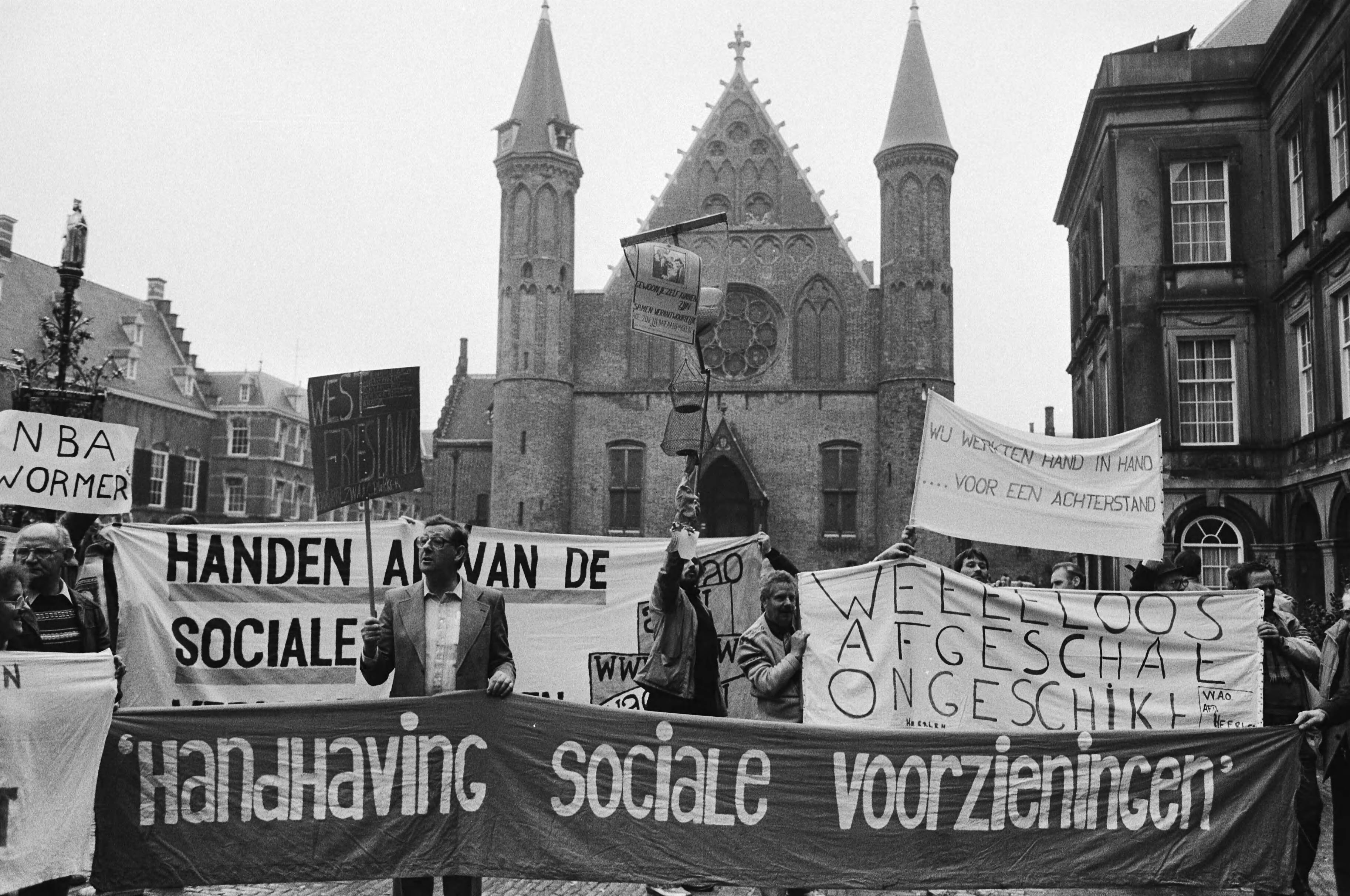 Demonstratie van het landelijk WAO Comité, op het Binnenhof, tegen de bezuinigingen op uitkeringen — Den Haag|Zuid-Holland|demonstraties |spandoeken |demonstranten |bezuinigingen |Binnenhof|Binnenhof — Foto: Croes, Rob C. / Anefo. Licentie: Set B: Rechtenvrij / Publiek Domein. Bron: Nationaal Archief. http://hdl.handle.net/10648/ad212860-d0b4-102d-bcf8-003048976d84