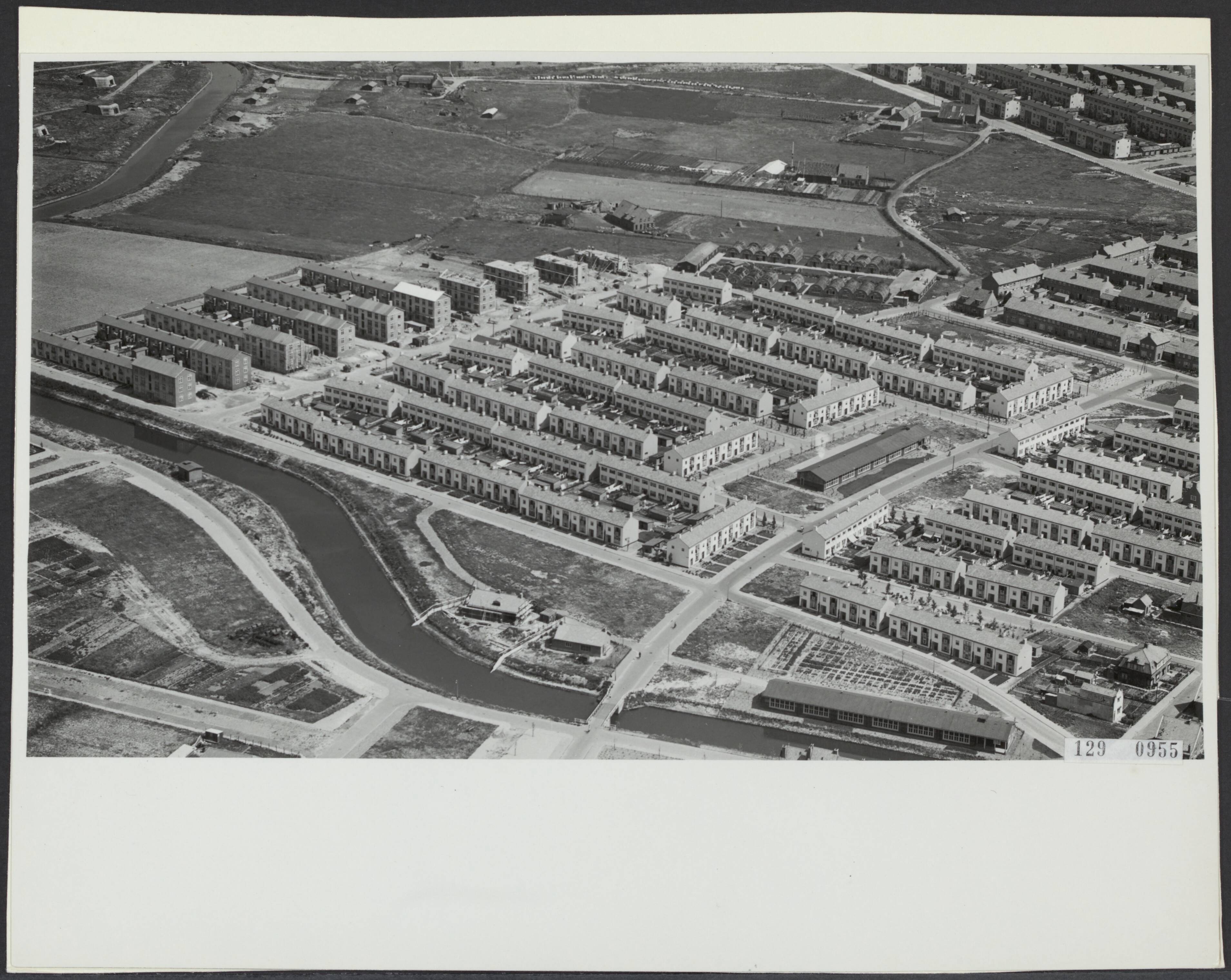 Fotocollectie Rijksvoorlichtingsdienst Eigen — Luchtopname. Woningbouw Vlissingen, op de voorgrond rechts en in het midden een z.g. Finse school (Rembrandtlaan en Hogeweg] [Schildersbuurt] — Foto: KLM Aerocarto / Rechtenvrij. Licentie: Set B: Rechtenvrij / Publiek Domein. Bron: Nationaal Archief. http://hdl.handle.net/10648/af483ef8-d0b4-102d-bcf8-003048976d84