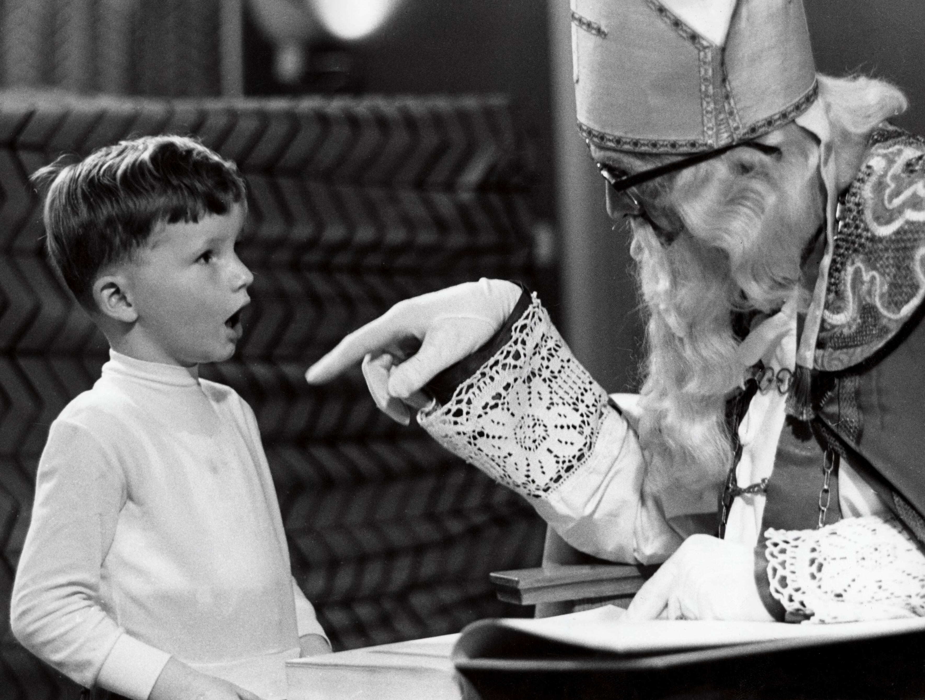 Collectie nader te bepalen — [Sinterklaasfeest N.V. Drukkerij De Spaarnestad in Haarlem] — Foto: Fotograaf Onbekend / Fotobureau onbekend / Spaarnestad Photo (05887). Licentie: Set B: Rechtenvrij / Publiek Domein. Bron: Nationaal Archief. http://hdl.handle.net/10648/35429da6-406d-a382-e063-6df0900a6686