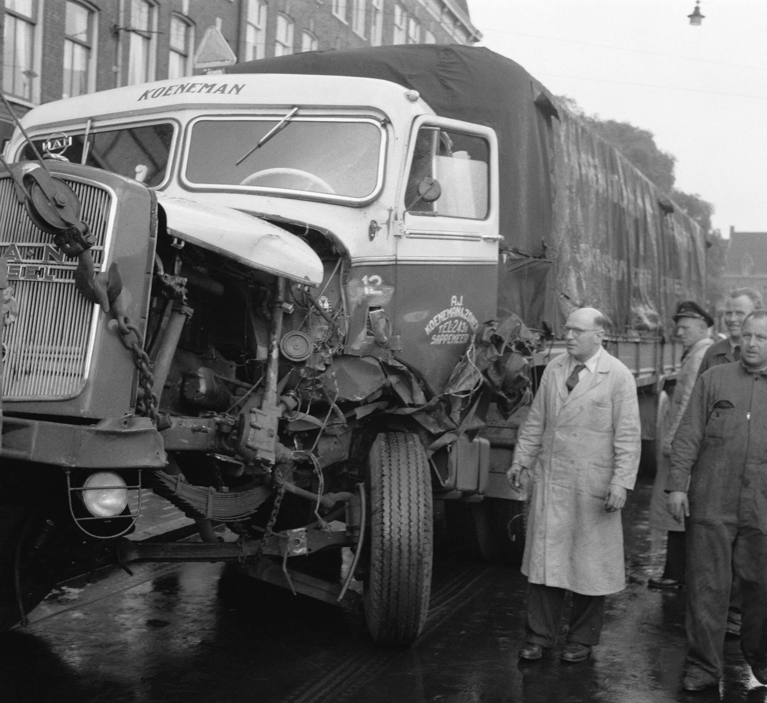 Fotocollectie Anefo — Botsing tram (lijn 10) met vrachtwagen van Koeneman & Zonen uit Sappemeer op de Mauritskade te Amsterdam. — Foto: Behrens, Herbert F. / Anefo. Licentie: Set B: Rechtenvrij / Publiek Domein. Bron: Nationaal Archief. http://hdl.handle.net/10648/a94ca174-d0b4-102d-bcf8-003048976d84