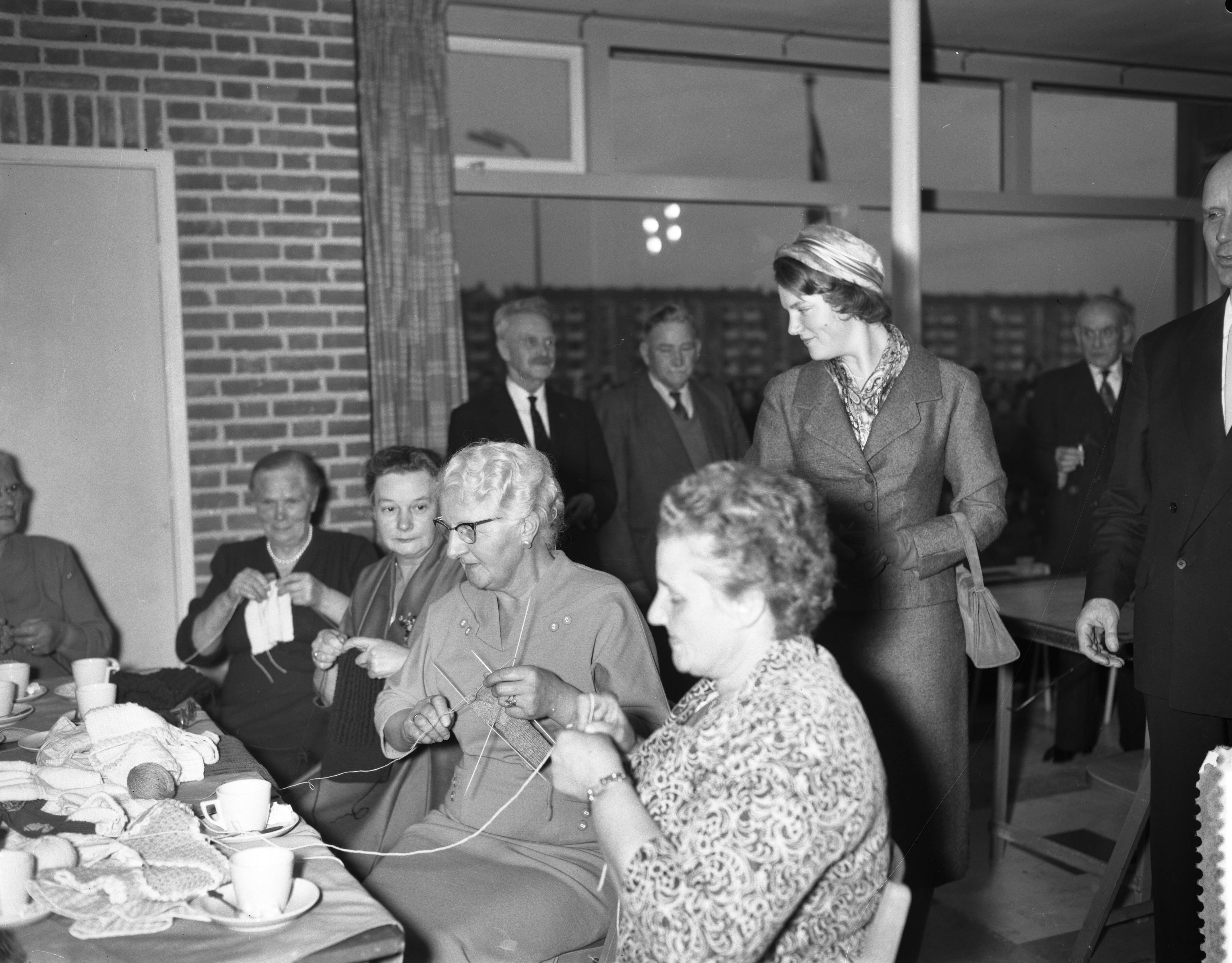 Fotocollectie Anefo — Prinses Irene bezoekt Marcuskerk in Utrecht, rondgang door de kerk — Foto: Bilsen, Joop van / Anefo. Licentie: Set B: Rechtenvrij / Publiek Domein. Bron: Nationaal Archief. http://hdl.handle.net/10648/a9a1bcea-d0b4-102d-bcf8-003048976d84